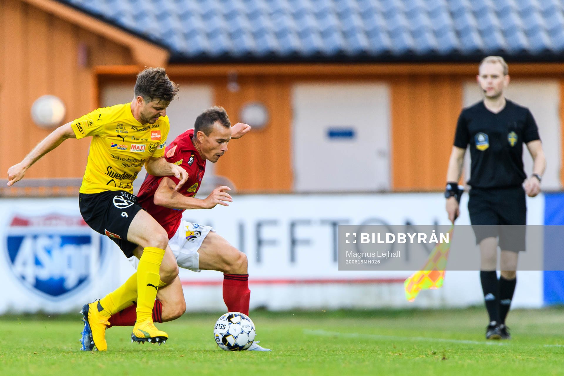 Mjällbys Joel Nilsson och Falkenbergs Anton Wede