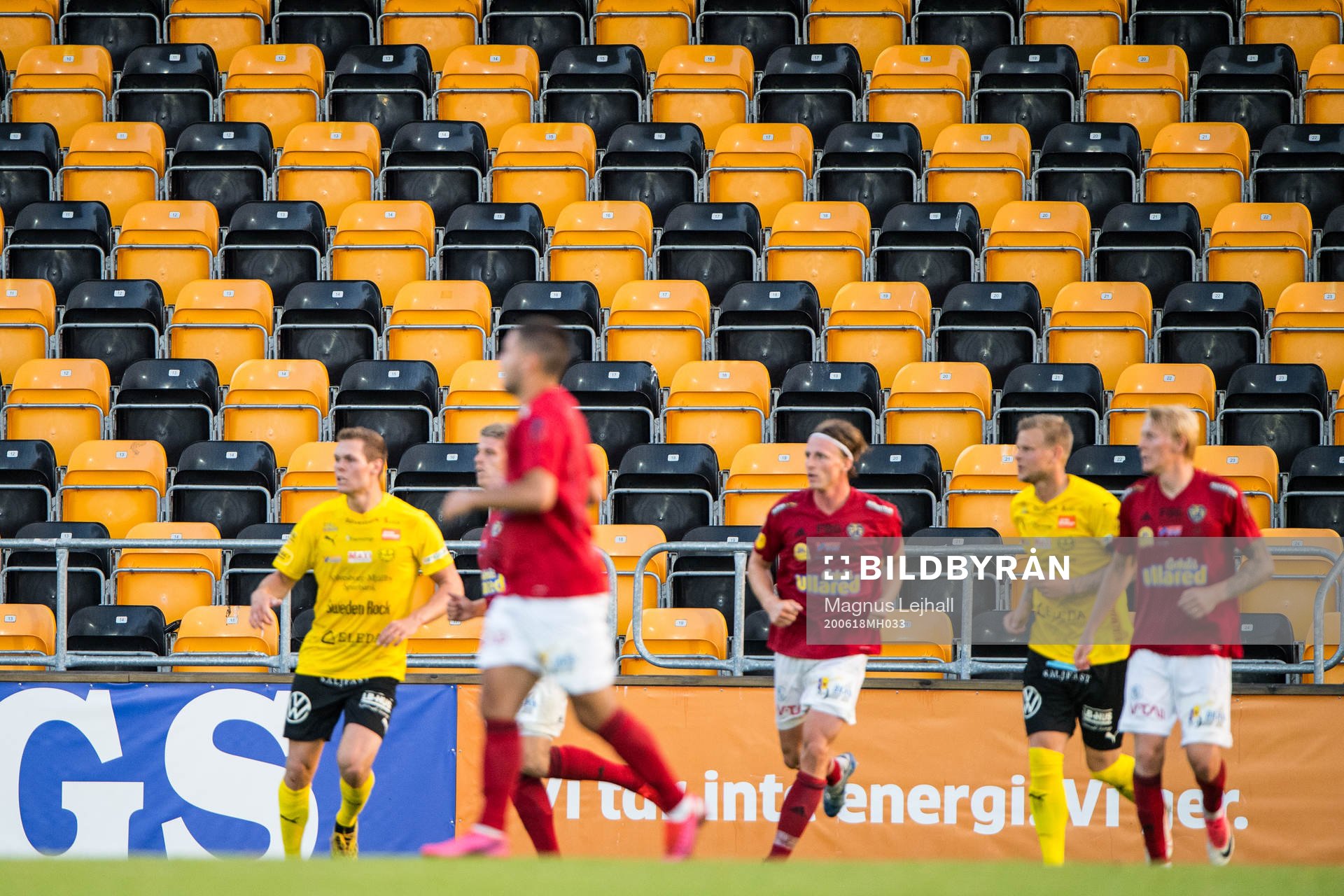 tomma läktare under fotbollsmatchen i Allsvenskan mellan Mjällby och Falkenberg den 18 juni 2020 i Hällevik.