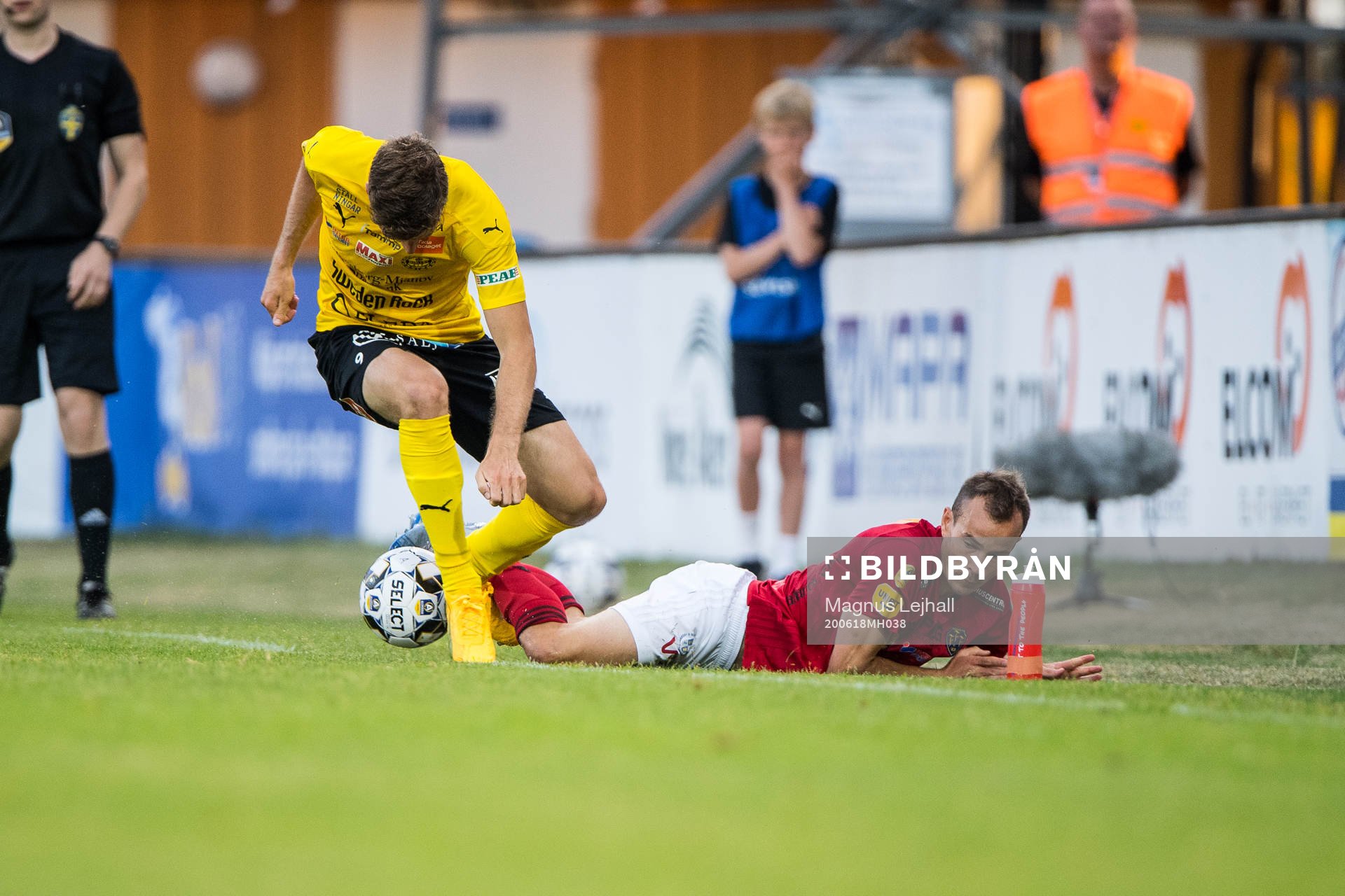 Mjällbys Joel Nilsson och Falkenbergs Anton Wede