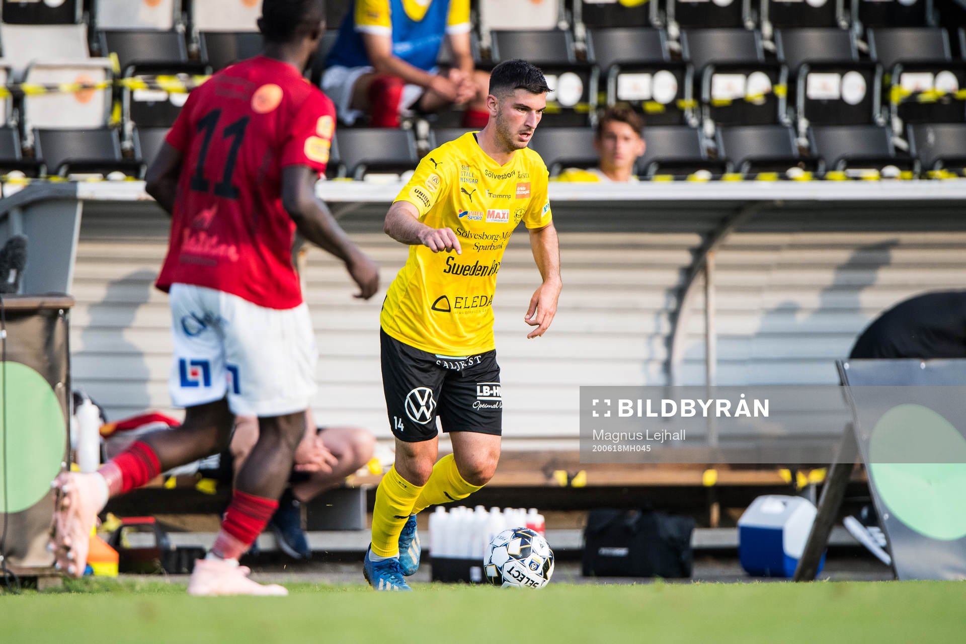 Falkenbergs John Chibuike   och Mjällbys Besard Sabovic