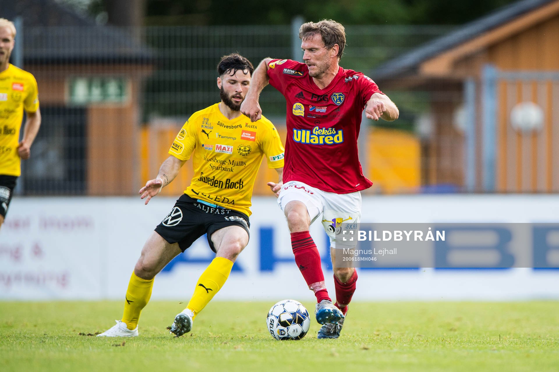 Falkenbergs Karl Söderström och Mjällbys Jonathan Tamini