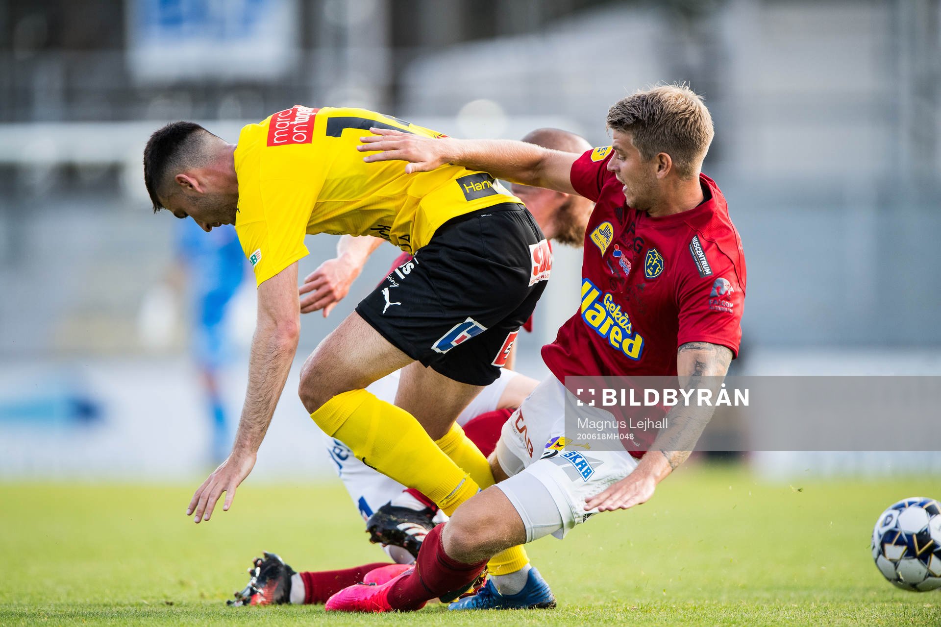 Falkenbergs Marcus Mathisen  och Mjällbys Besard Sabovic