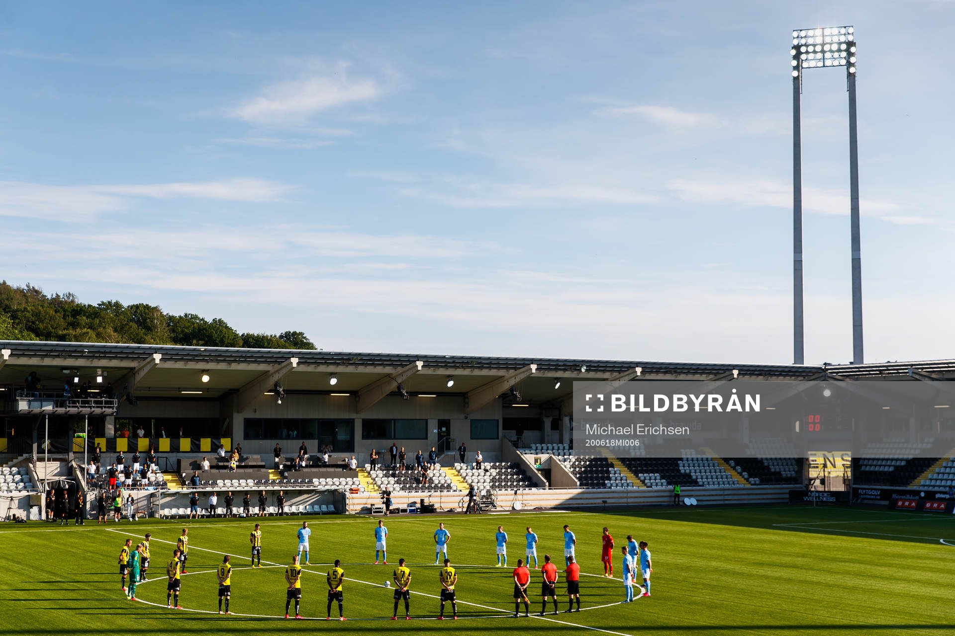En tyst minut för att hedra offren av coronaviruset,
