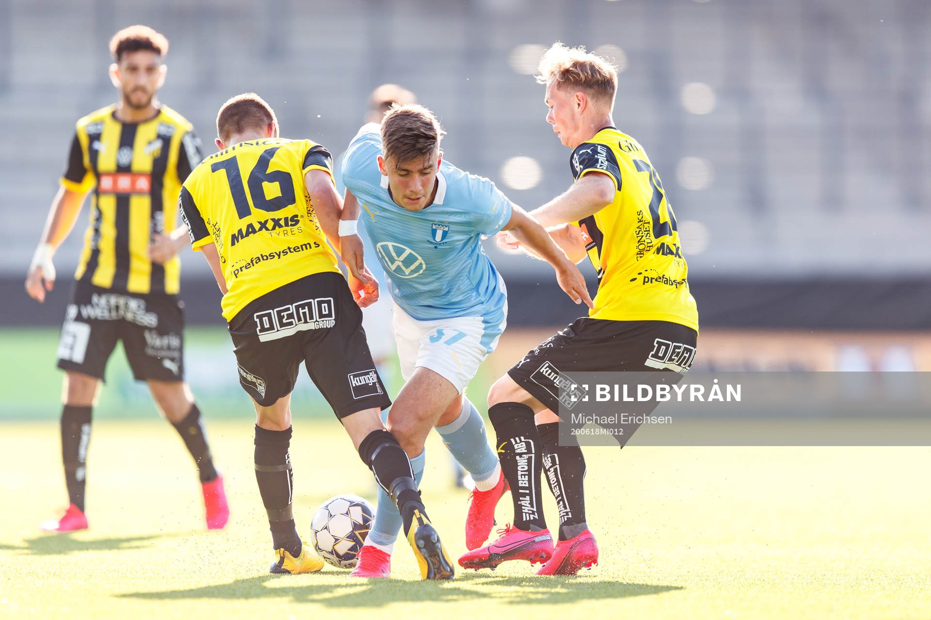 Häckens Leo Bengtsson och Adam Andersson mot Malmö FFs
