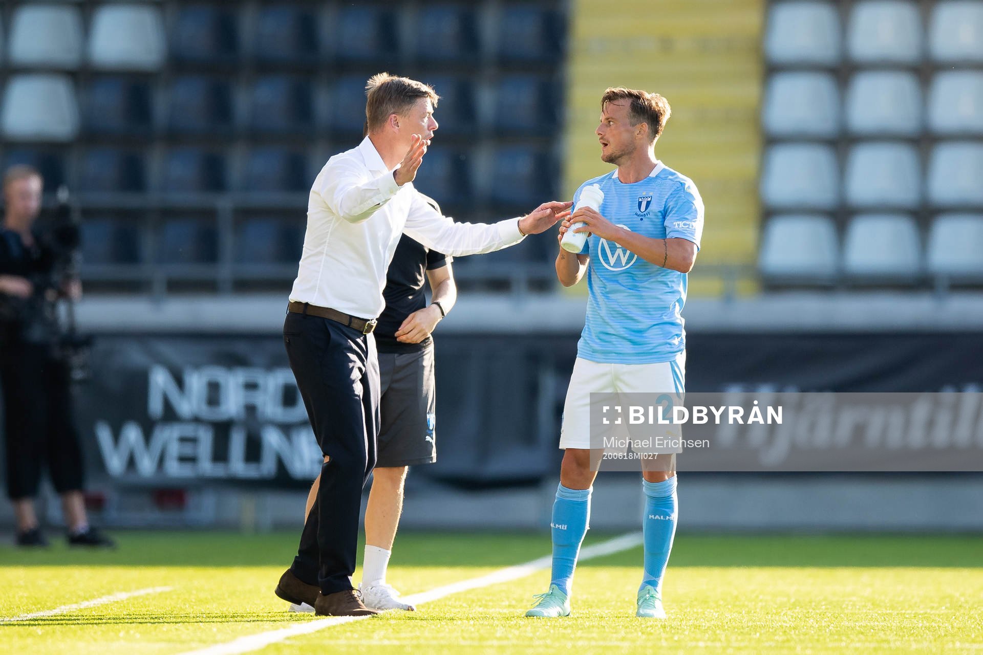 Malmö FFs tränare Jon Dahl Tomasson instruerar Eric