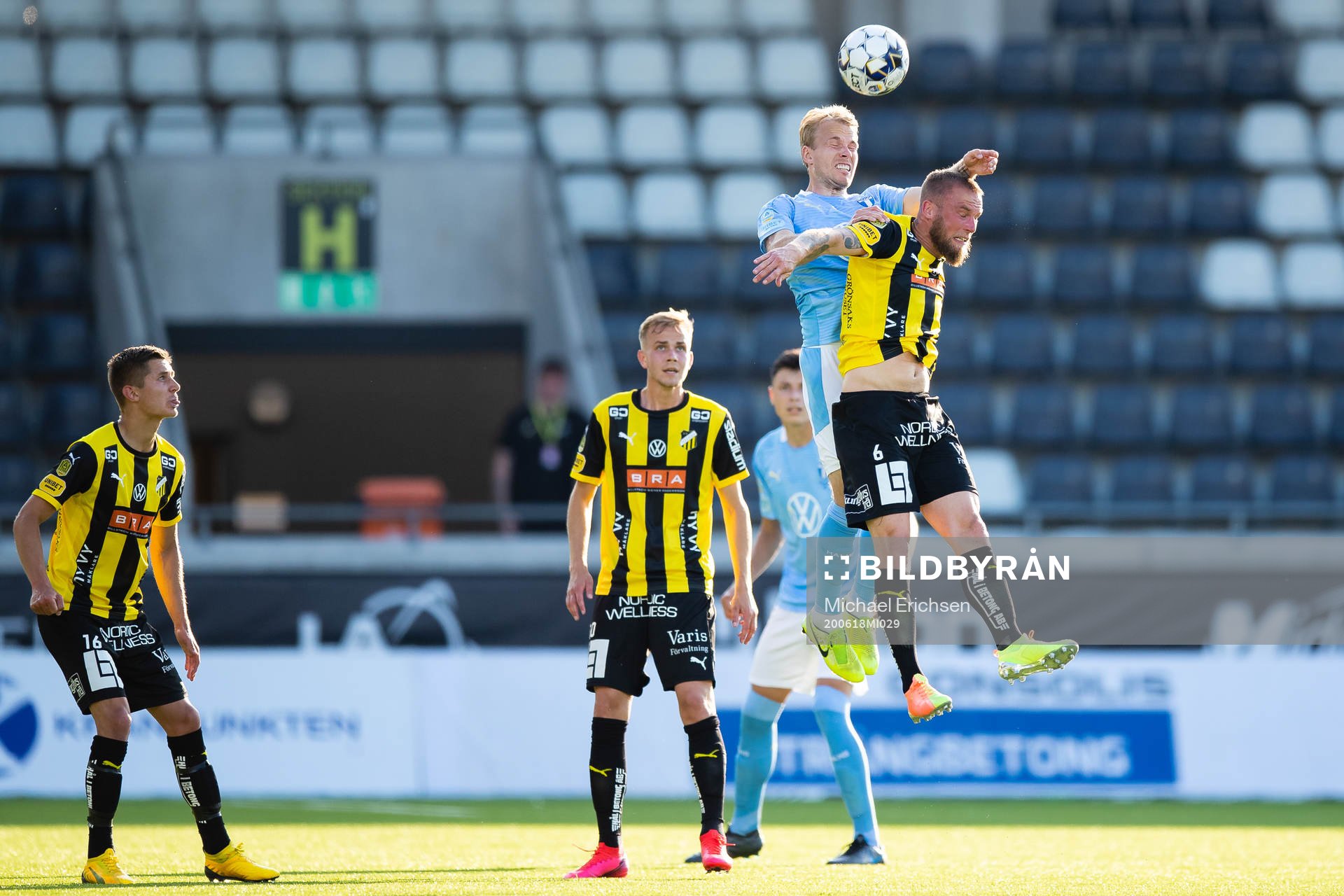 Malmö FFs Oscar Lewicki och Häckens Alexander Faltsetas i