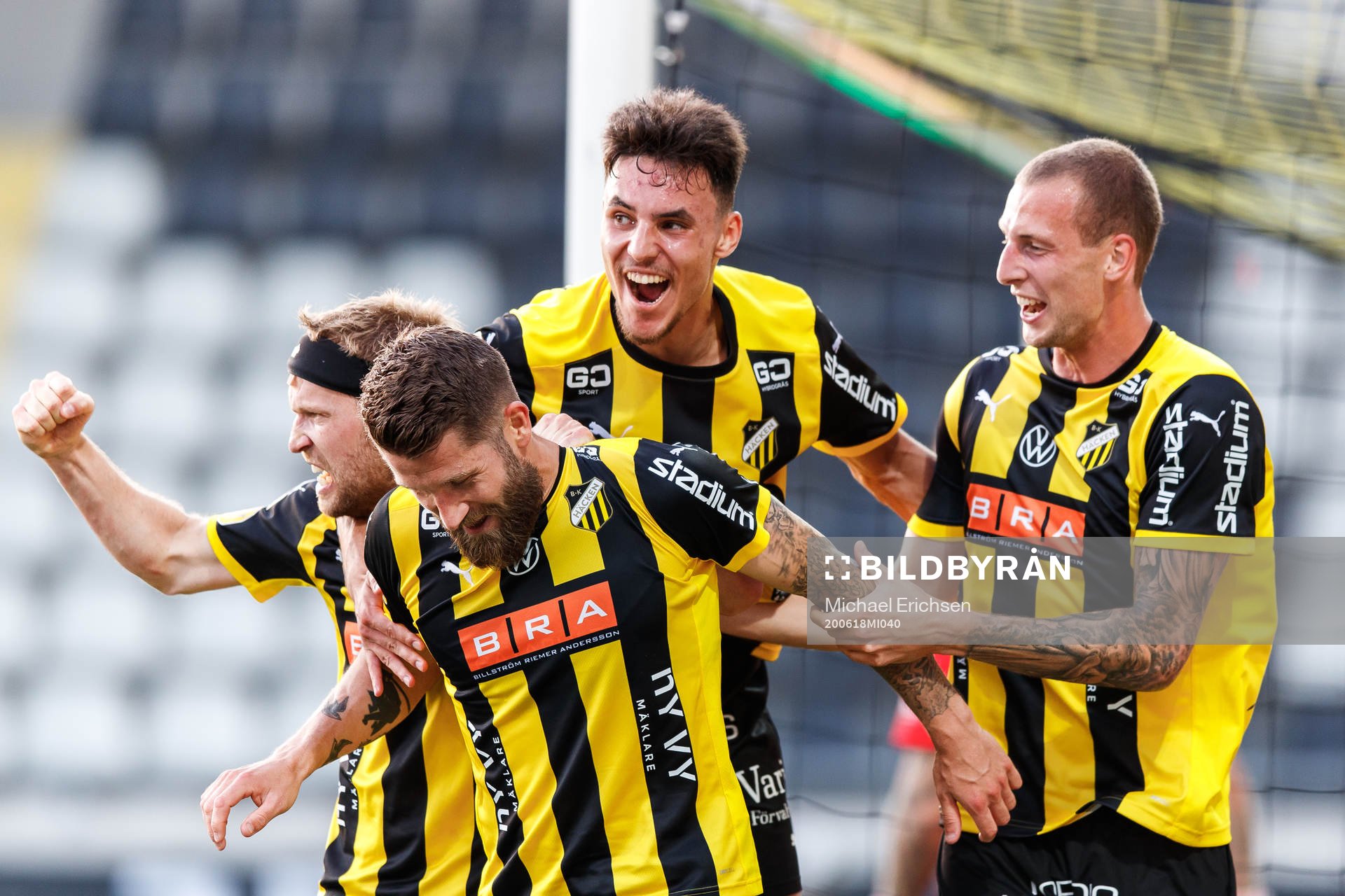 Häckens Joona Toivio jublar med lagkamrater efter 1-1 under fotbollsmatchen i Allsvenskan mellan Häcken och Malmö FF den 18 juni 2020 i Göteborg.