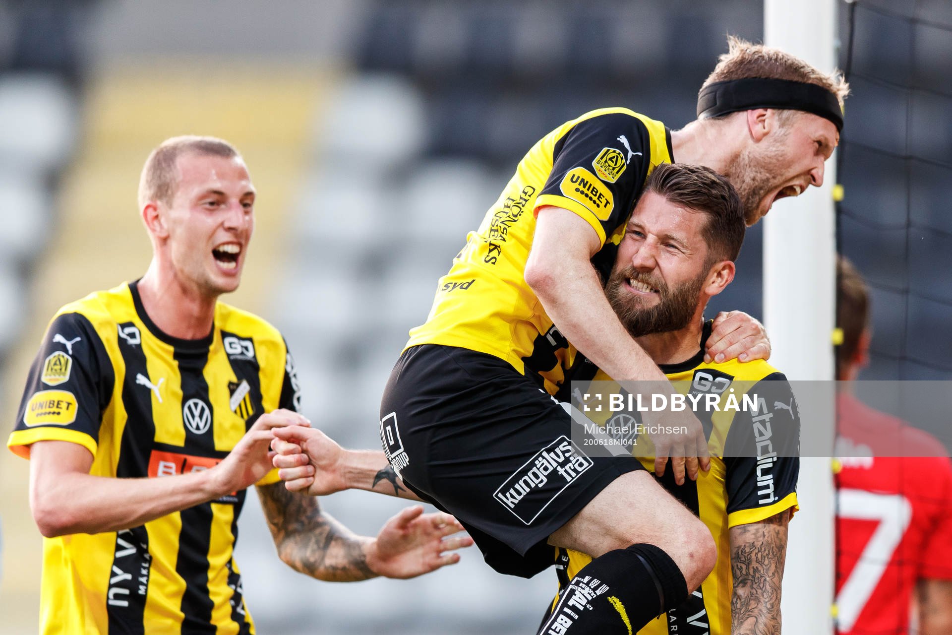 Häckens Joona Toivio jublar med lagkamrater