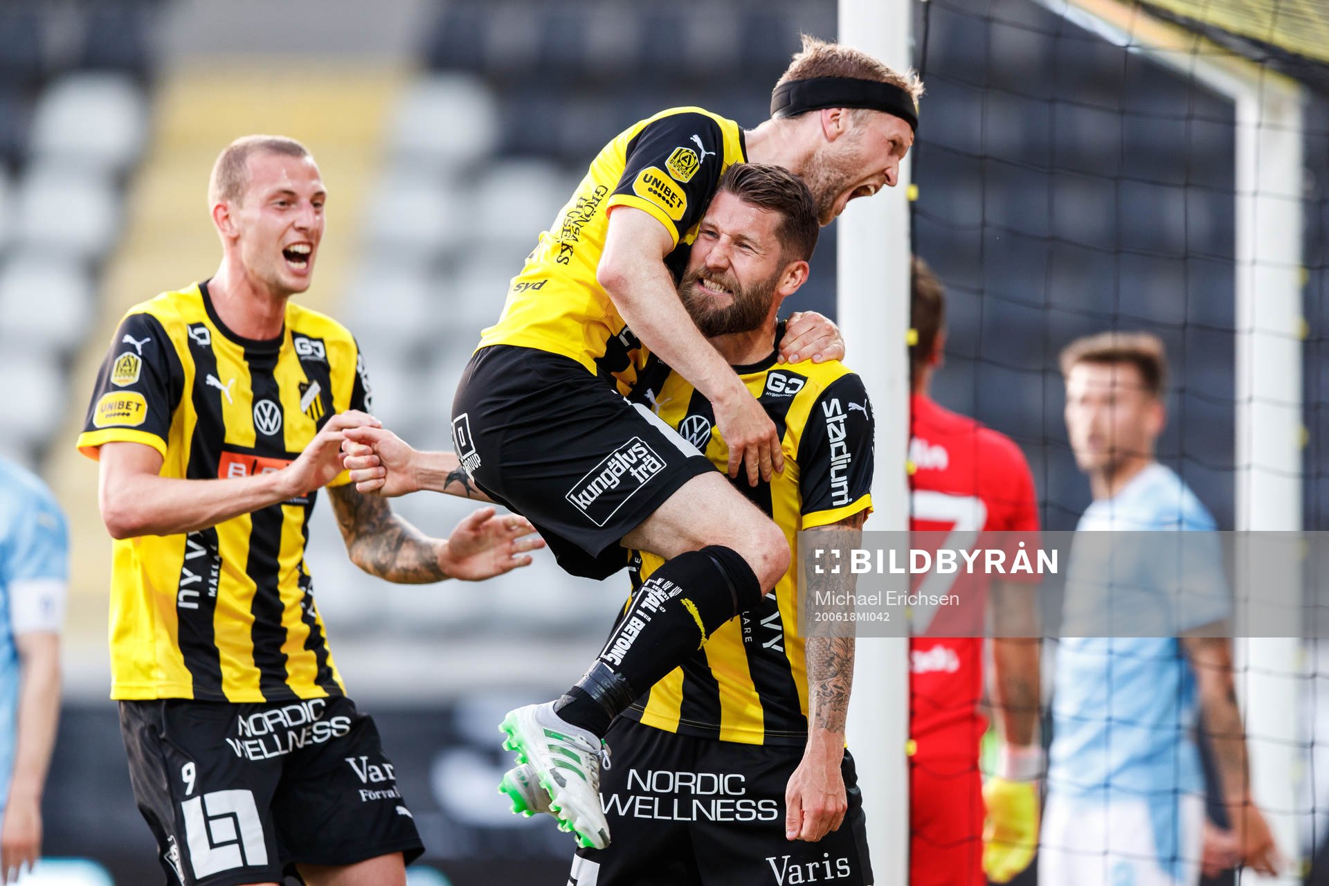 Häckens Joona Toivio jublar med lagkamrater