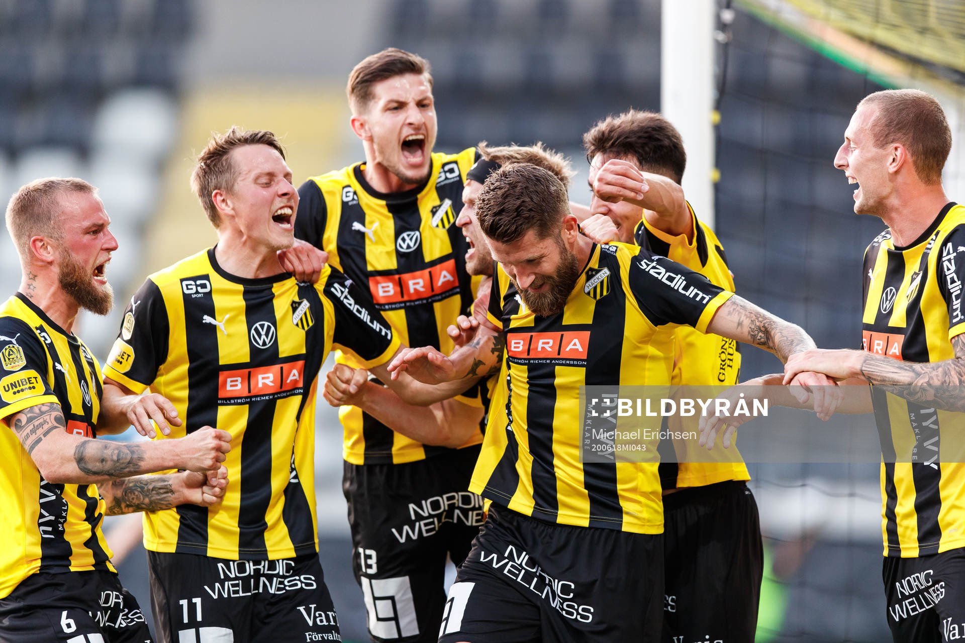Häckens Joona Toivio jublar med lagkamrater