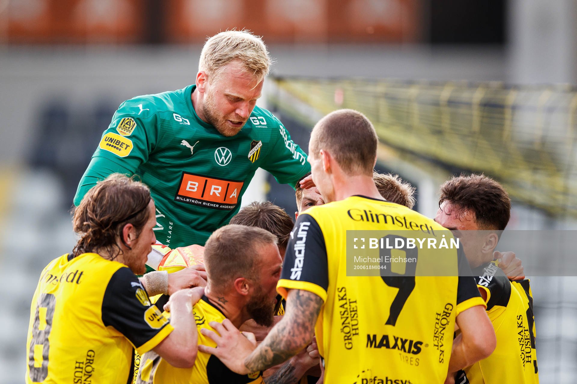 Häckens Joona Toivio jublar med lagkamrater