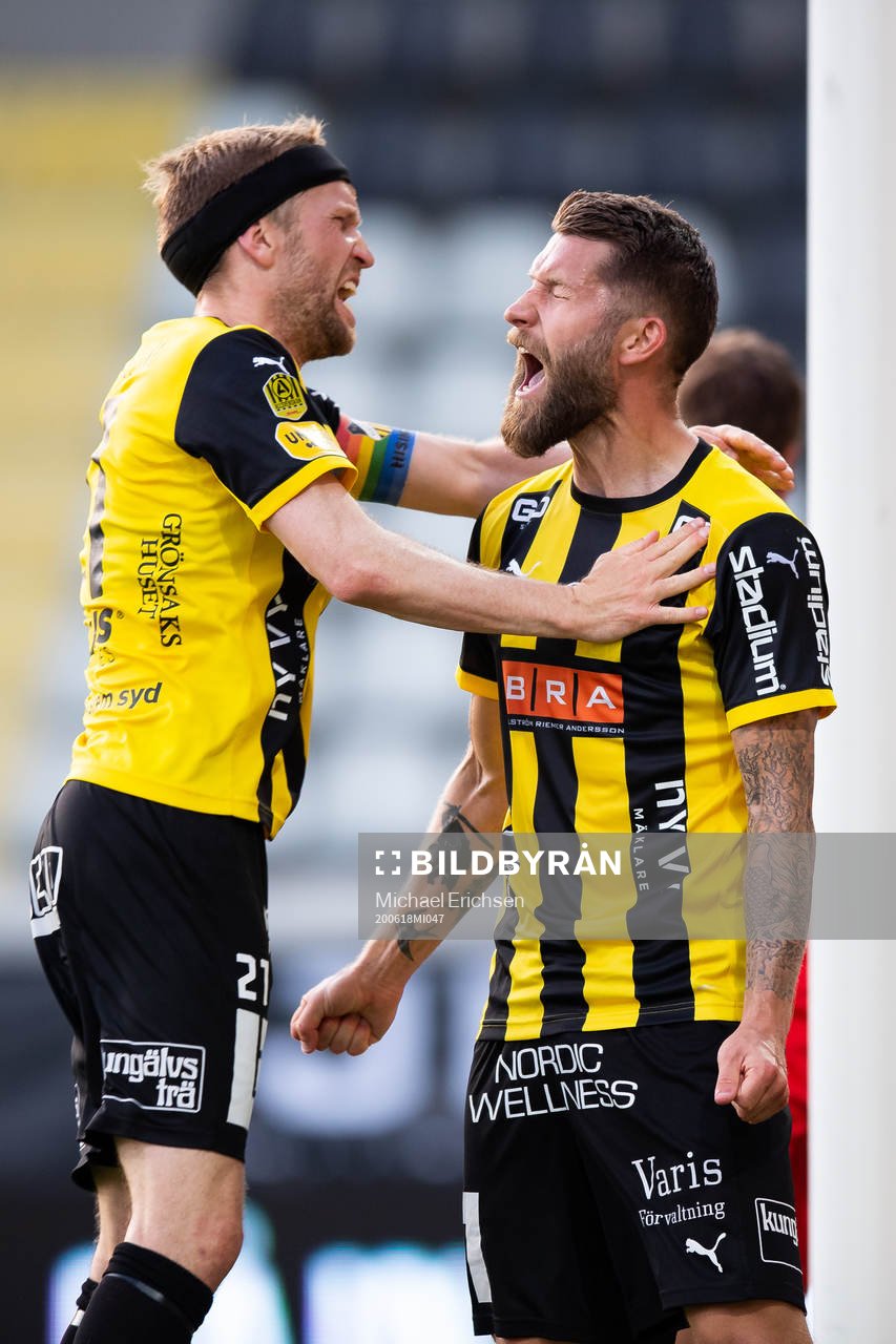Häckens Joona Toivio jublar ihop med Rasmus Lindgren