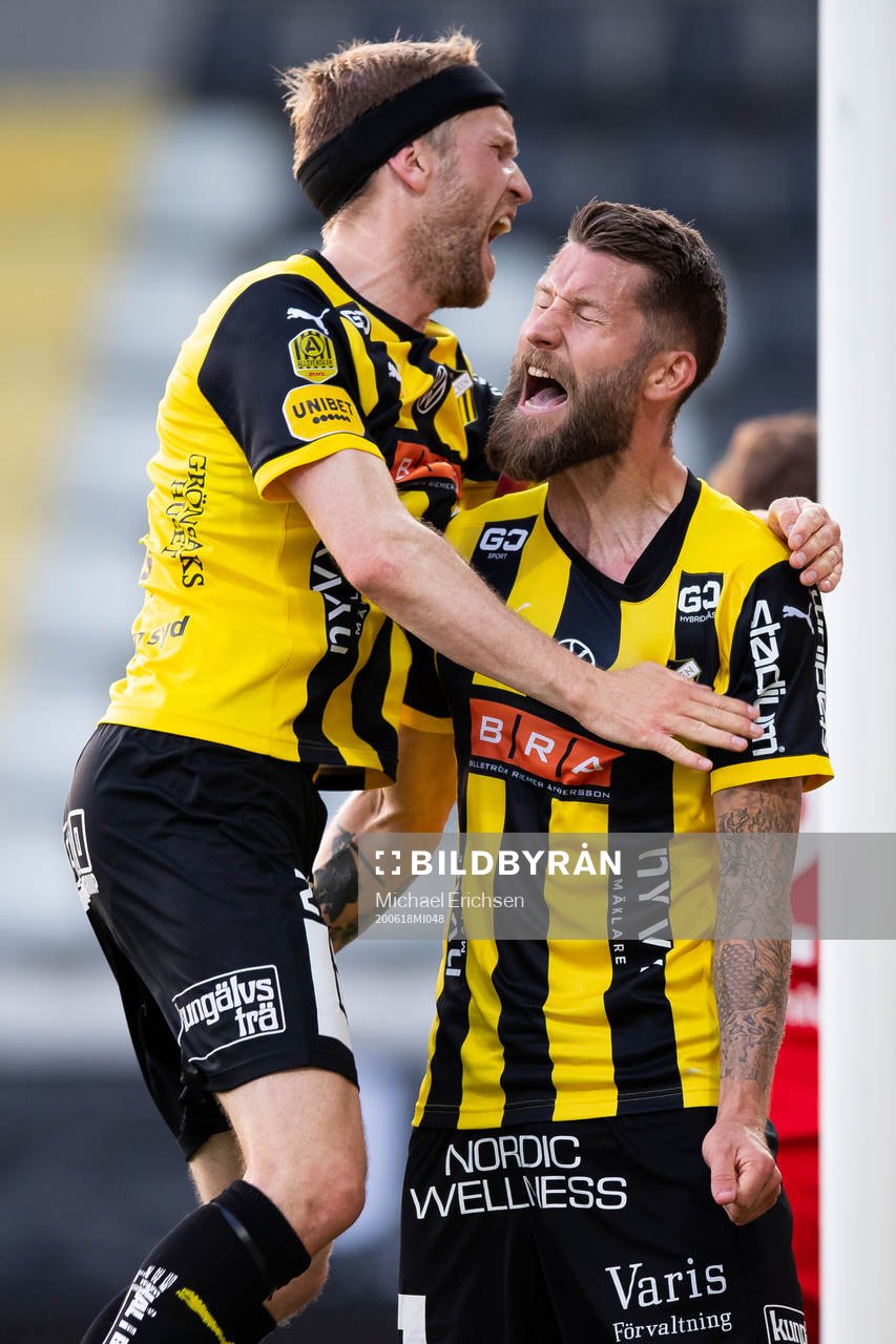 Häckens Joona Toivio jublar ihop med Rasmus Lindgren