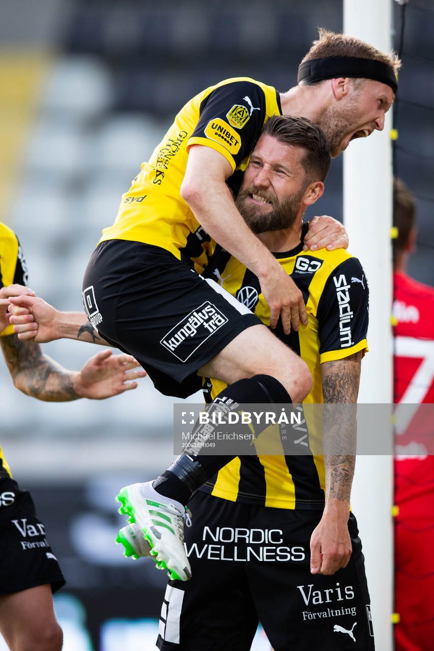 Häckens Joona Toivio jublar ihop med Rasmus Lindgren
