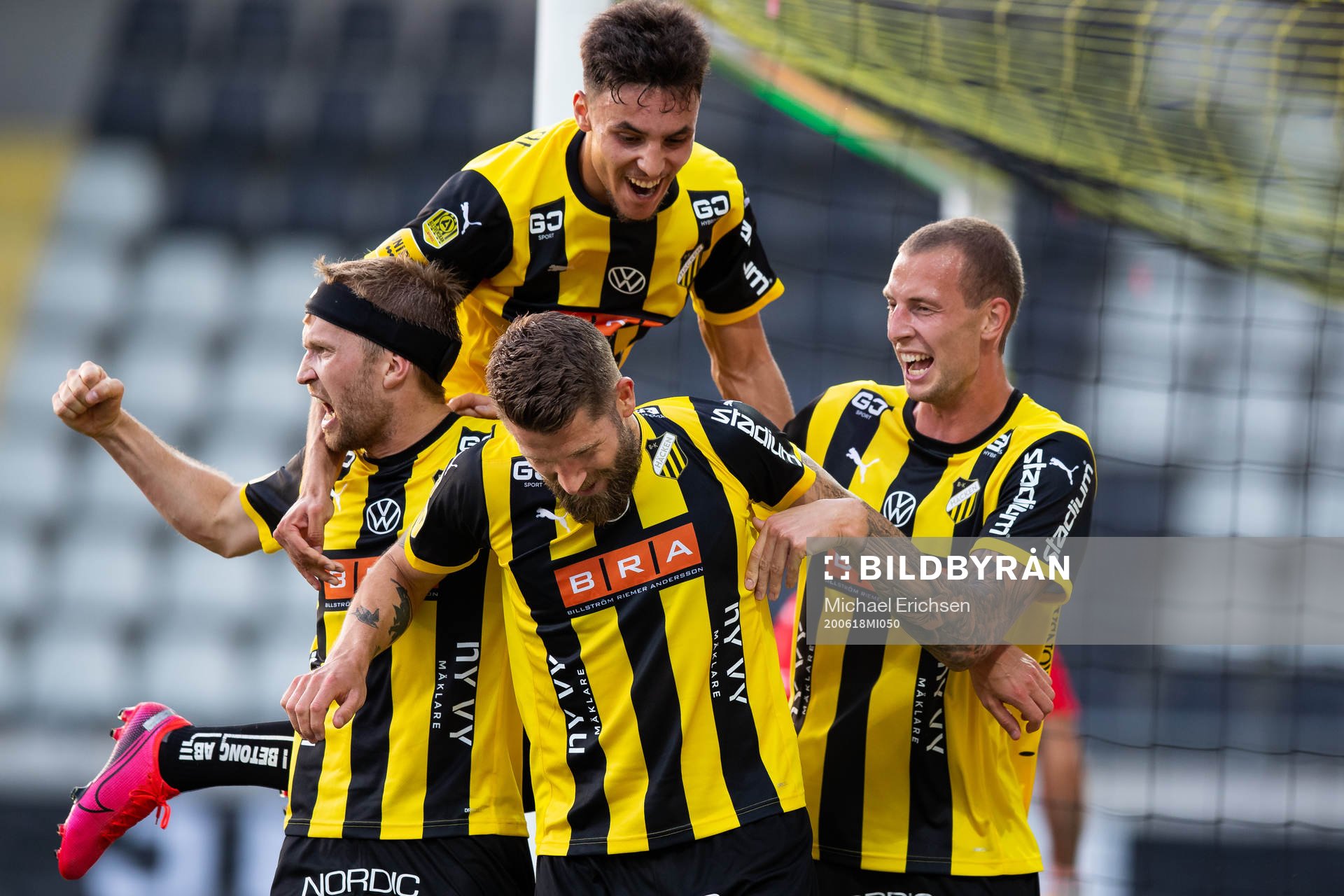Häckens Joona Toivio jublar med lagkamrater