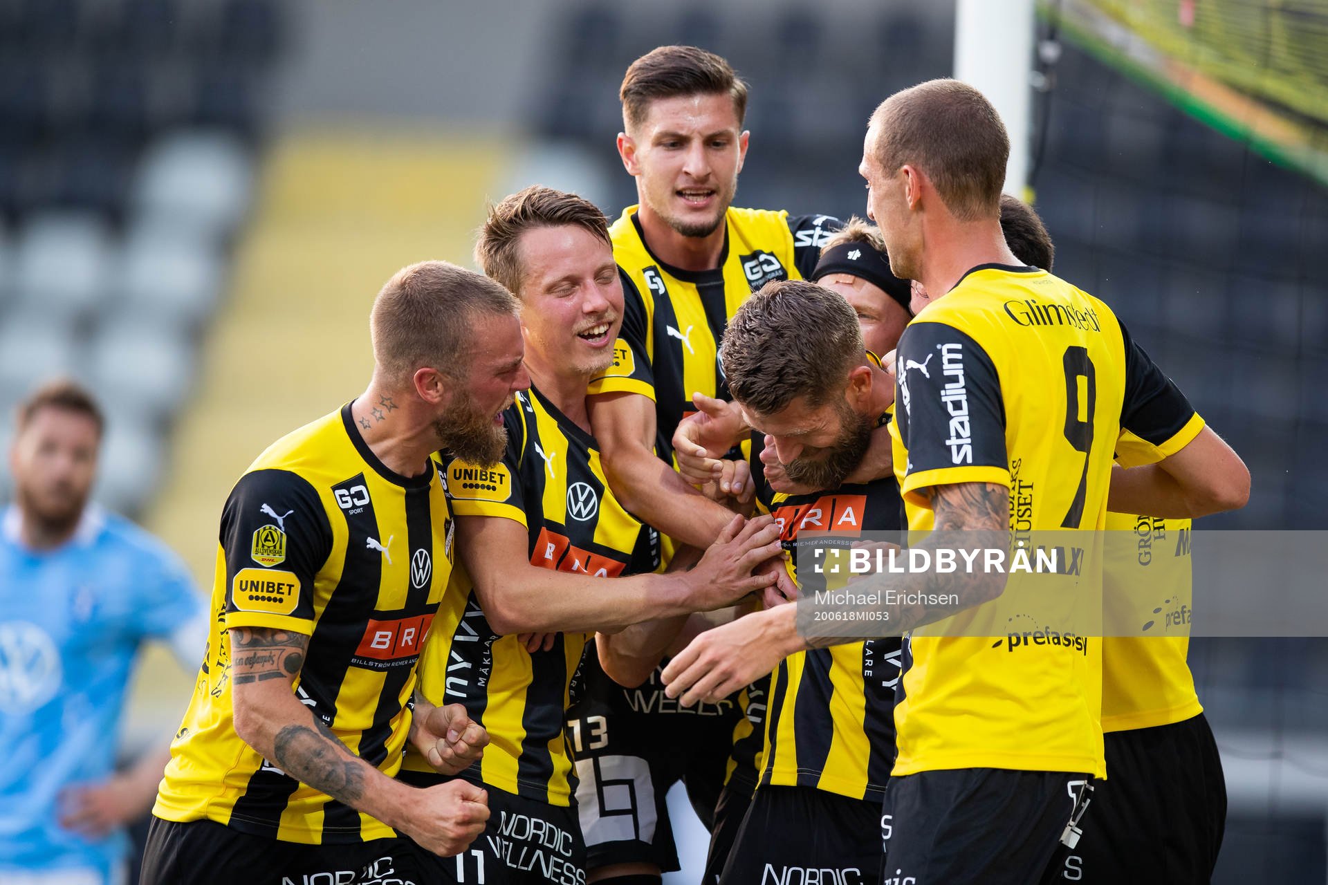 Häckens Joona Toivio jublar med lagkamrater