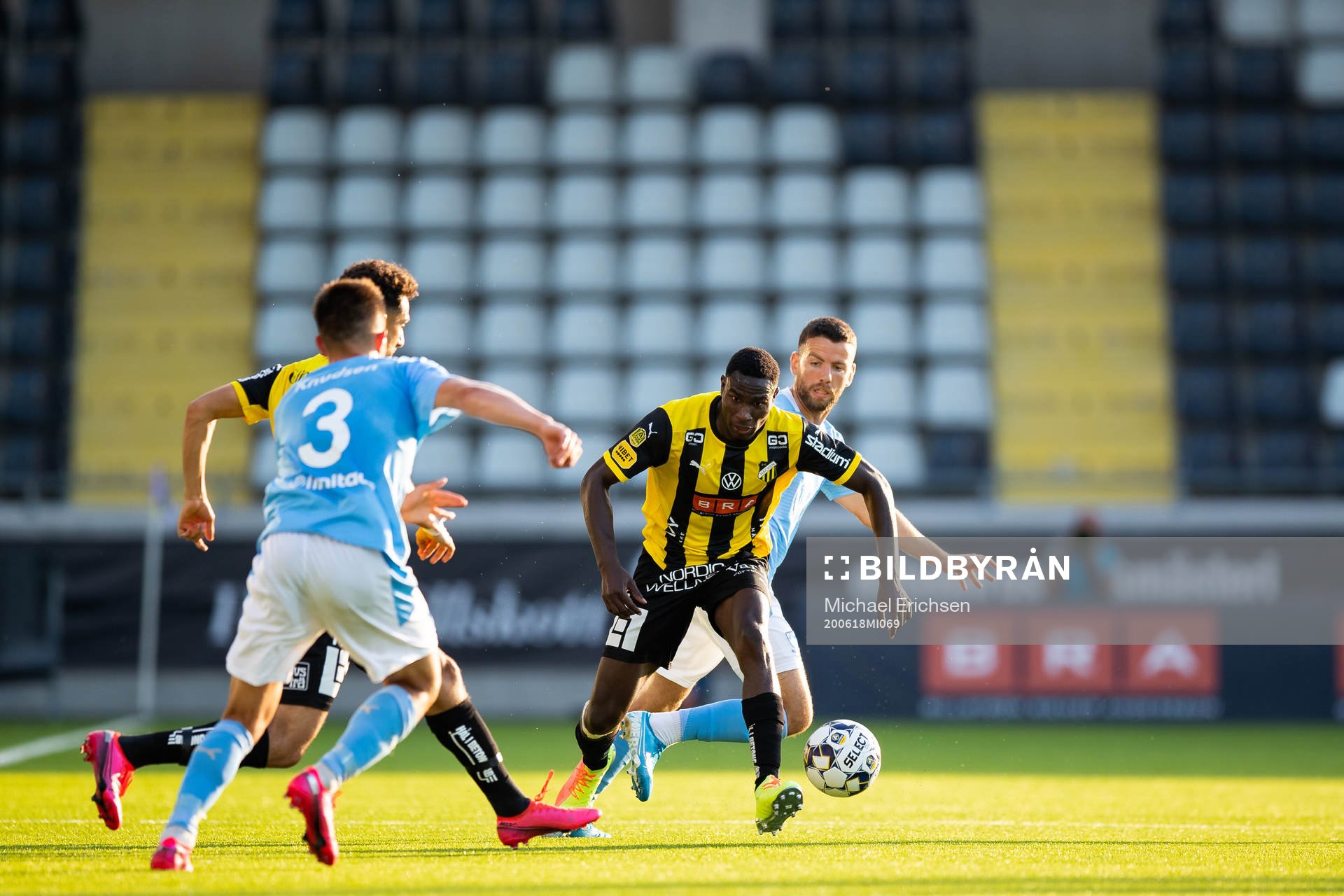 Häckens Godswill Ekpolo mot Jonas Knudsen, i bakgrunden