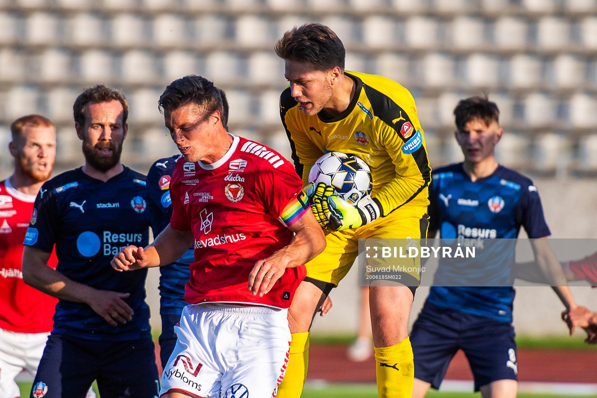 Kalmars Viktor Elm och Helsingborgs målvakt Kalle Joelsson