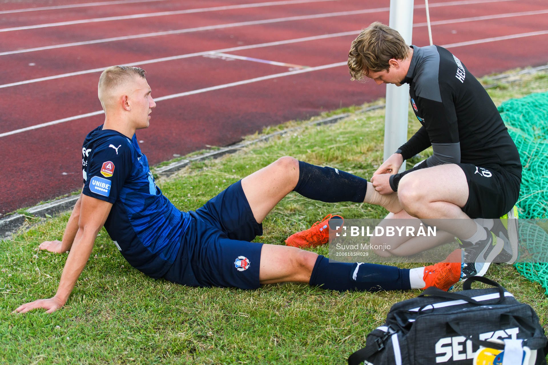 Helsingborgs Jakob Voelkerling Persson har ont och får