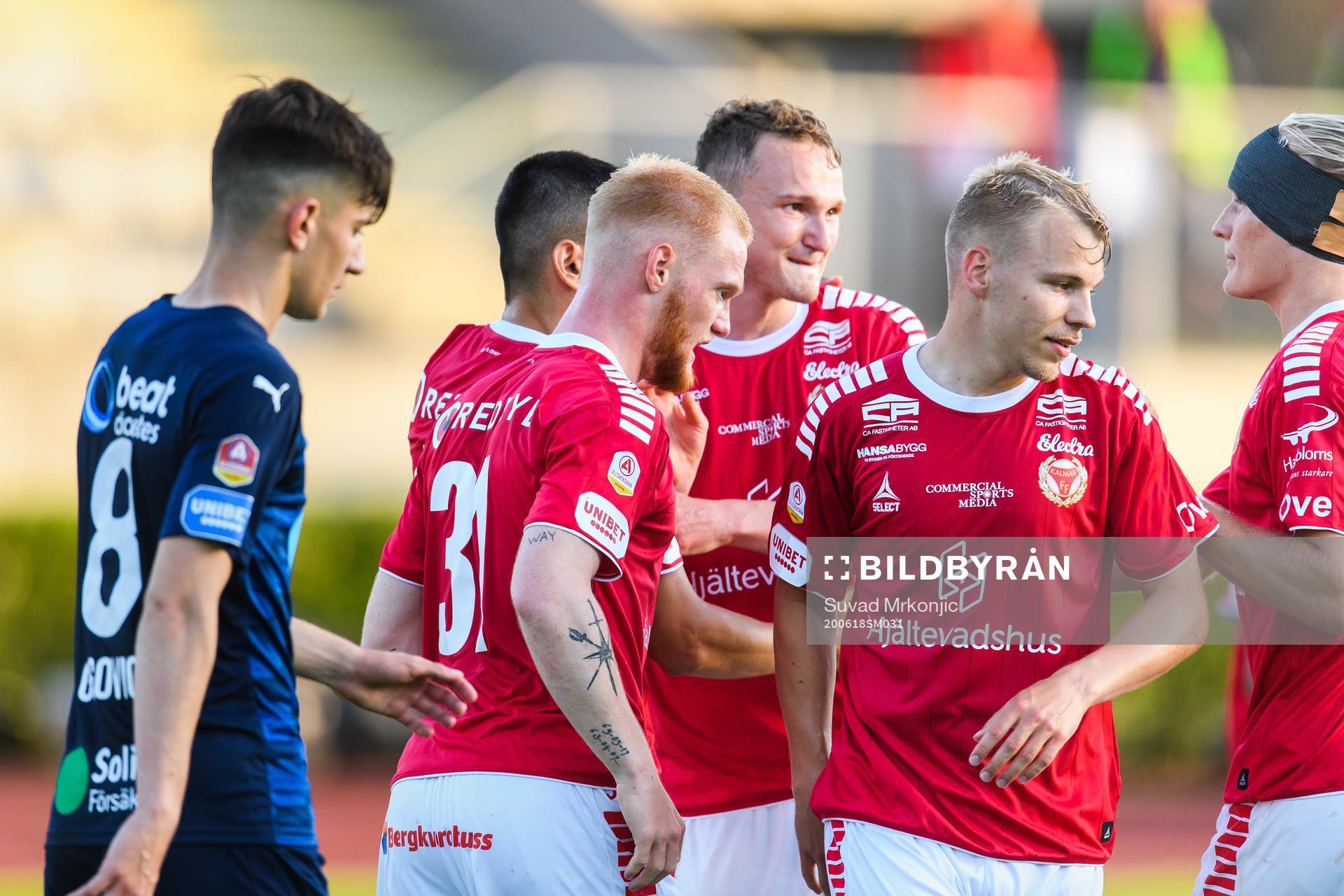Kalmars Nils Fröling jublar med lagkamrater