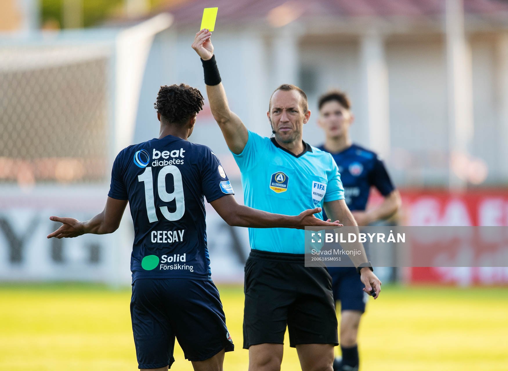 Domare Kaspar Sjöberg varnar Helsingborgs Joseph Ceesay under fotbollsmatchen i Allsvenskan mellan Kalmar och Helsingborg den 18 juni 2020 i Kalmar.