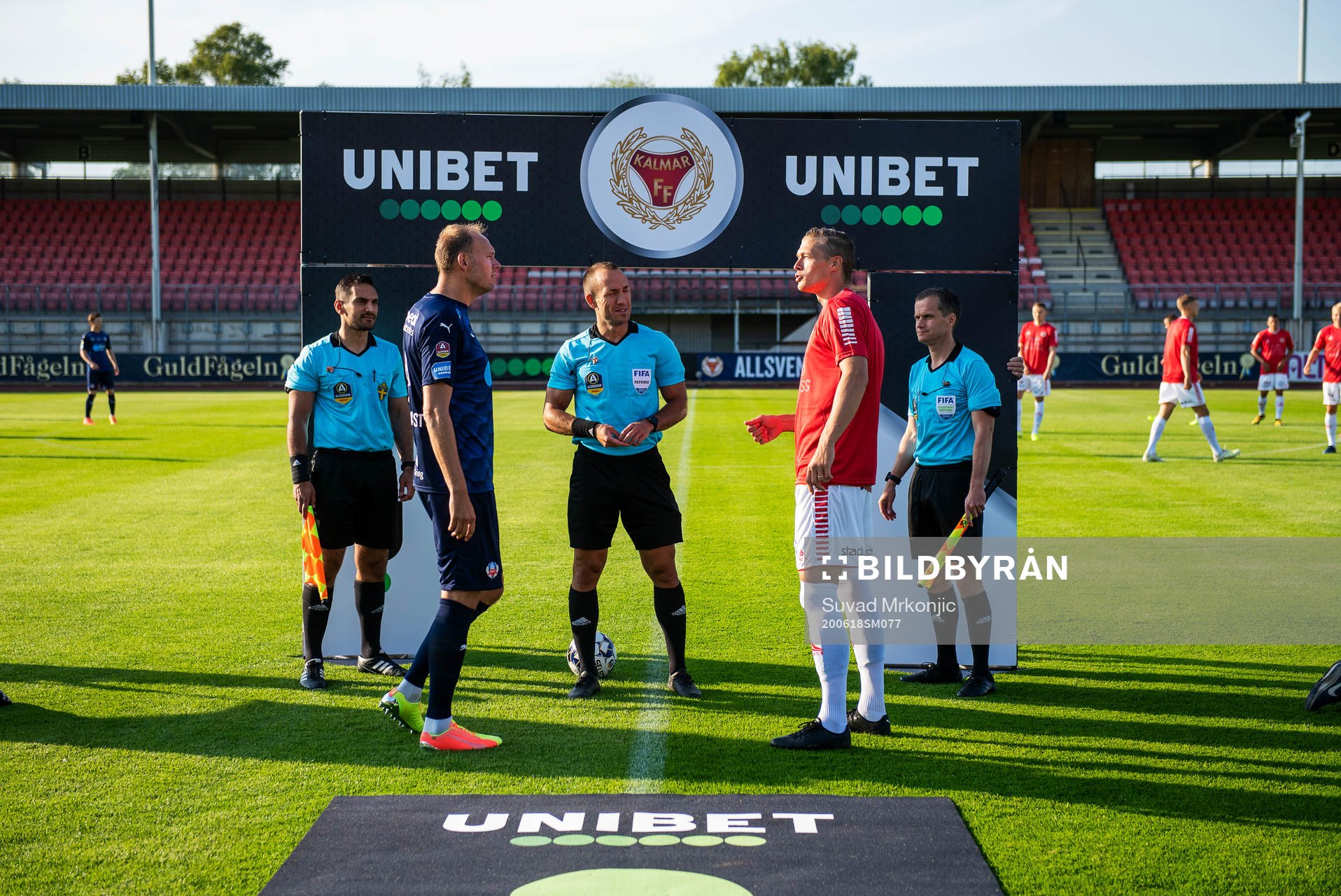 Domare Kaspar Sjöberg samt Kalmars Viktor Elm och