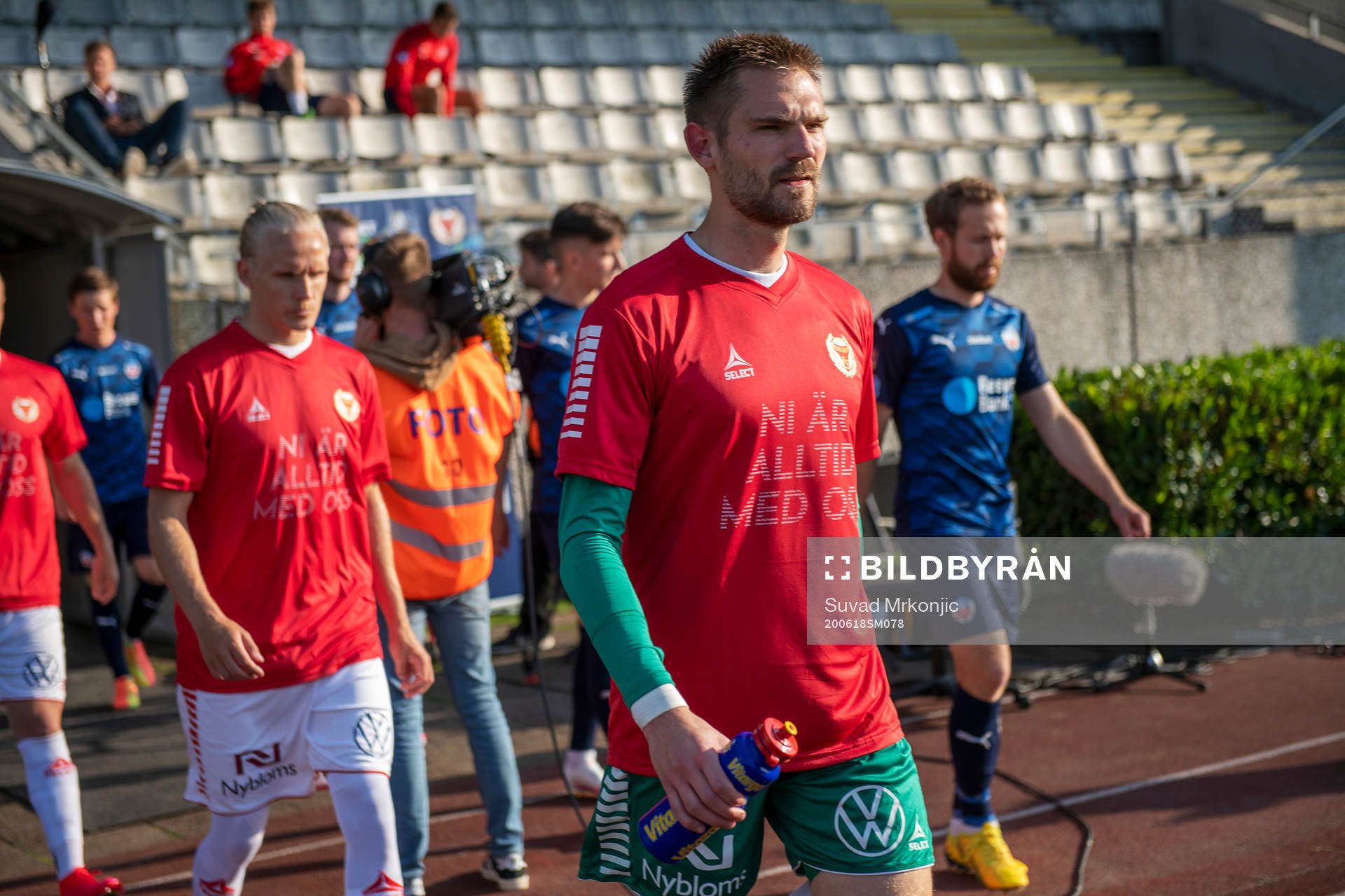 Kalmars målvakt Lucas Hägg-Johansson marscherar in med