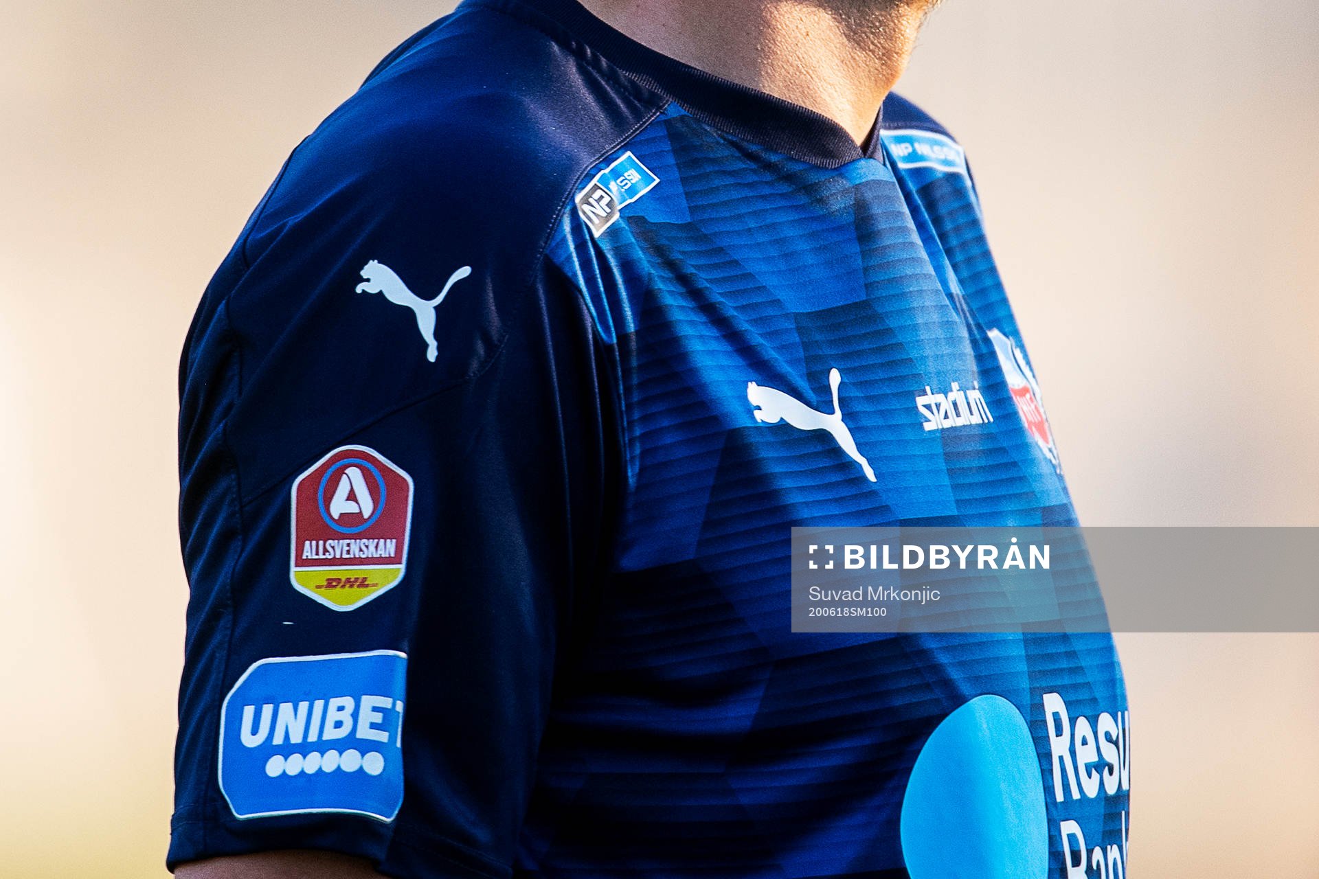 Allsvenskans och Unibets logotyper på en matchtröja