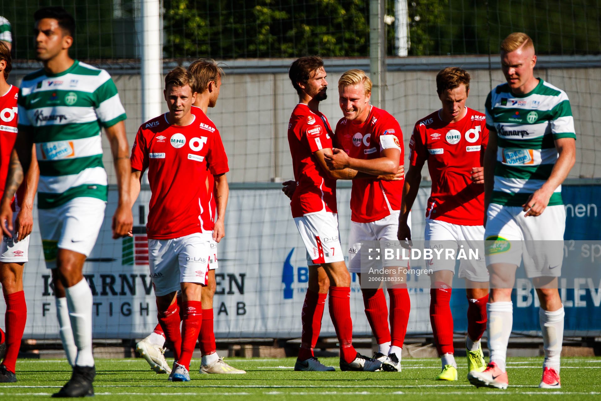 Degerfors spelare jublar efter 1-1 av Oliver Ekroth under fotbollsmatchen i Superettan mellan Västerås SK och Degerfors den 21 juni 2020 i Västerås.