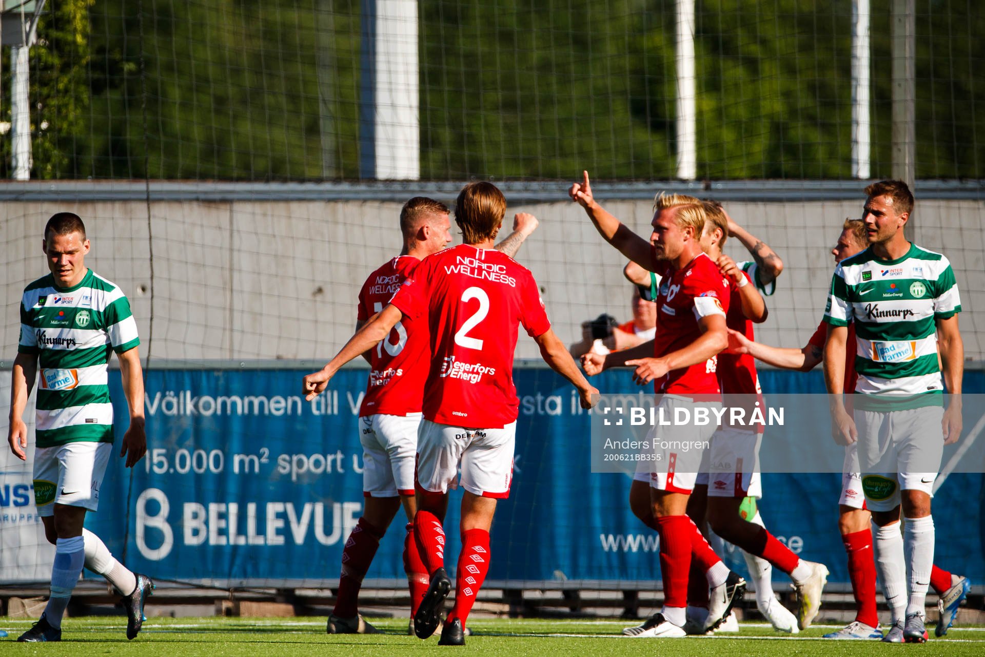 Degerfors spelare jublar efter 1-1 av Oliver Ekroth under fotbollsmatchen i Superettan mellan Västerås SK och Degerfors den 21 juni 2020 i Västerås.