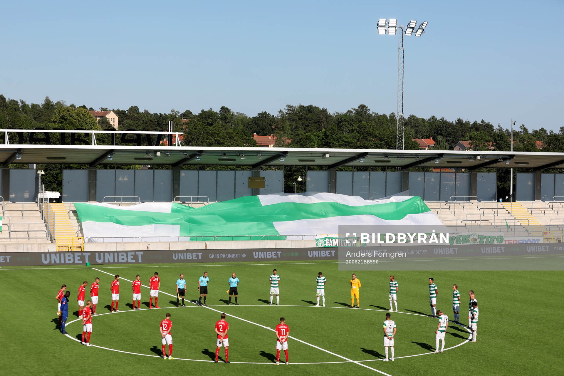 Tyst minut för de drabbade av Corona innan fotbollsmatchen