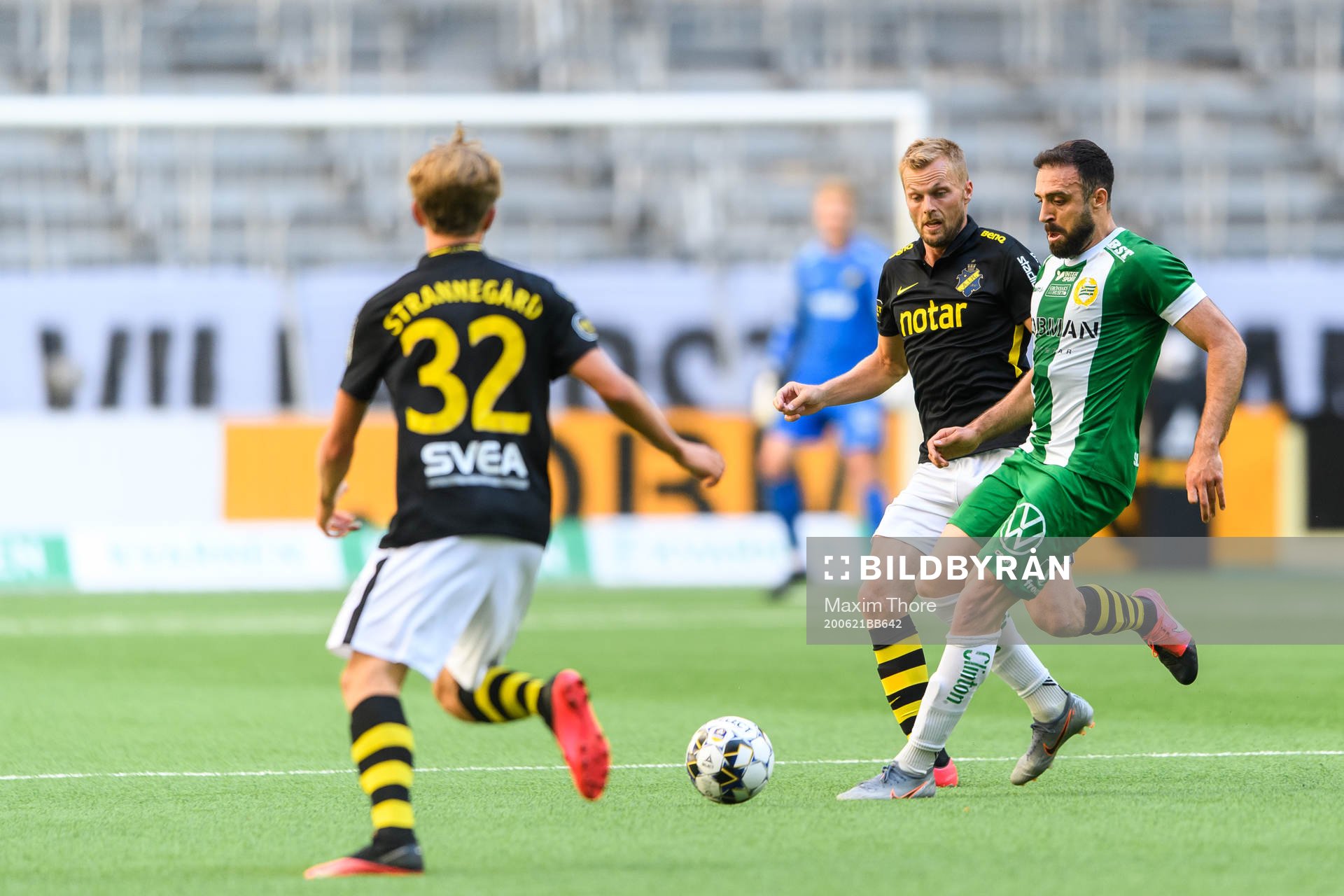 s Sebastian Larsson och Hammarbys Abdul Khalili