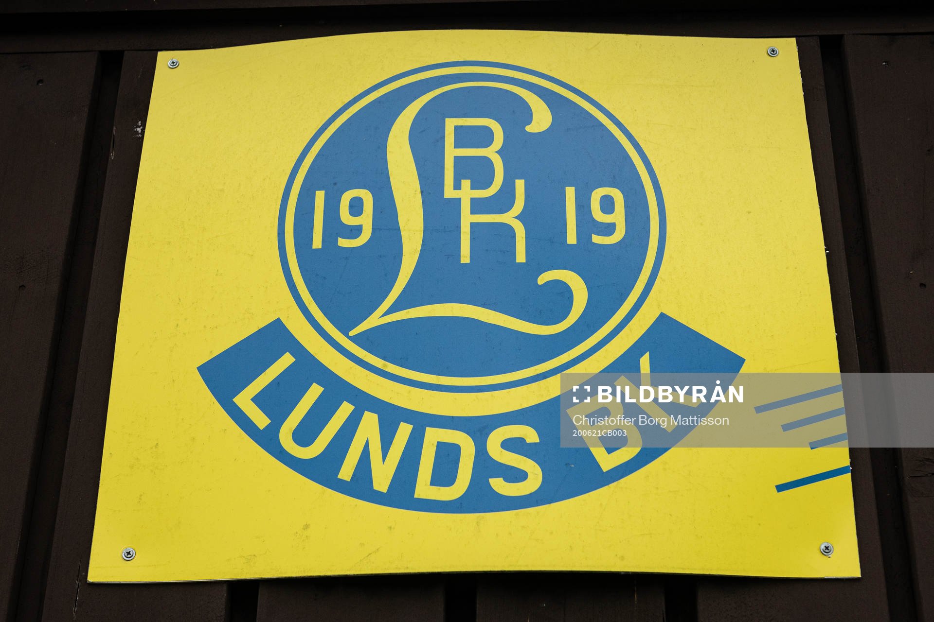 Skylt på Lunds BKs kansli med Lunds BKs klubbmärke på