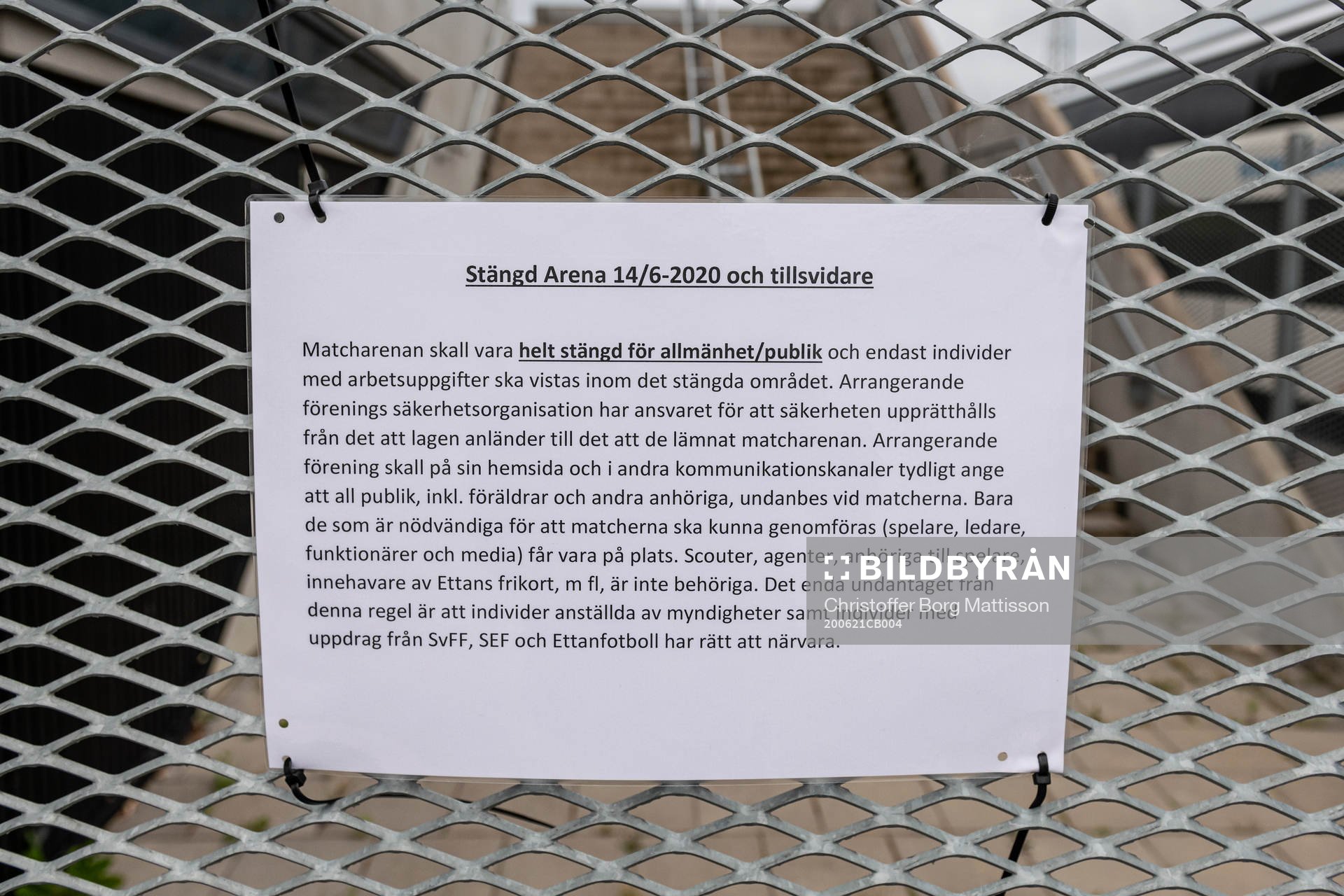 Skylt vid entrén till Klostergårdens IP som säger att