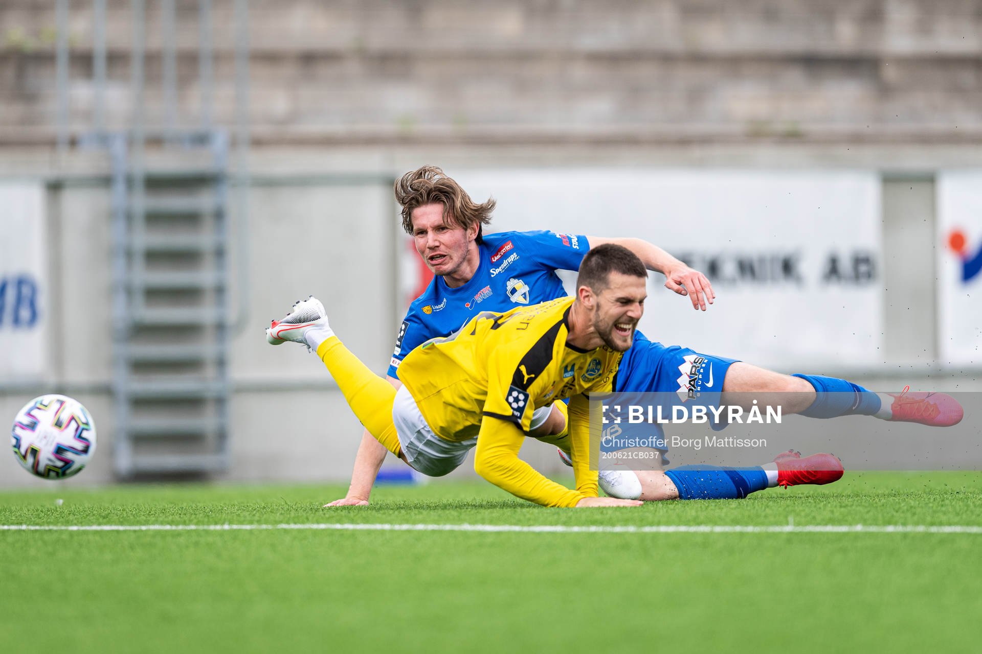 Linköpings Alexander Fioretos och Lunds Oliver Stojanovic Fredin under fotbollsmatchen i Division 1 södra mellan Lunds BK och Linköping City den 21 juni 2020 i Lund.