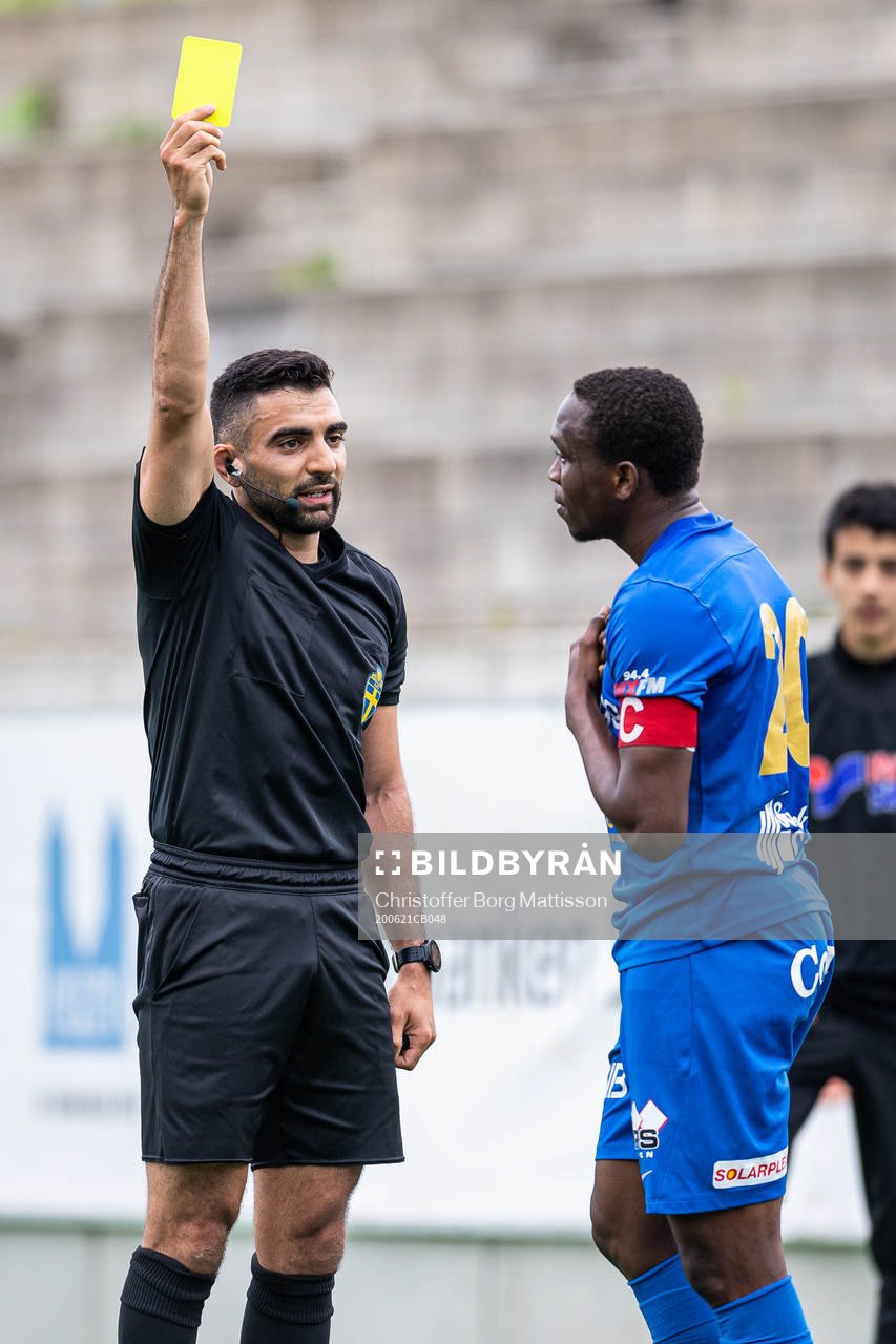 domare George Jansizian ger gult kort till Linköpings