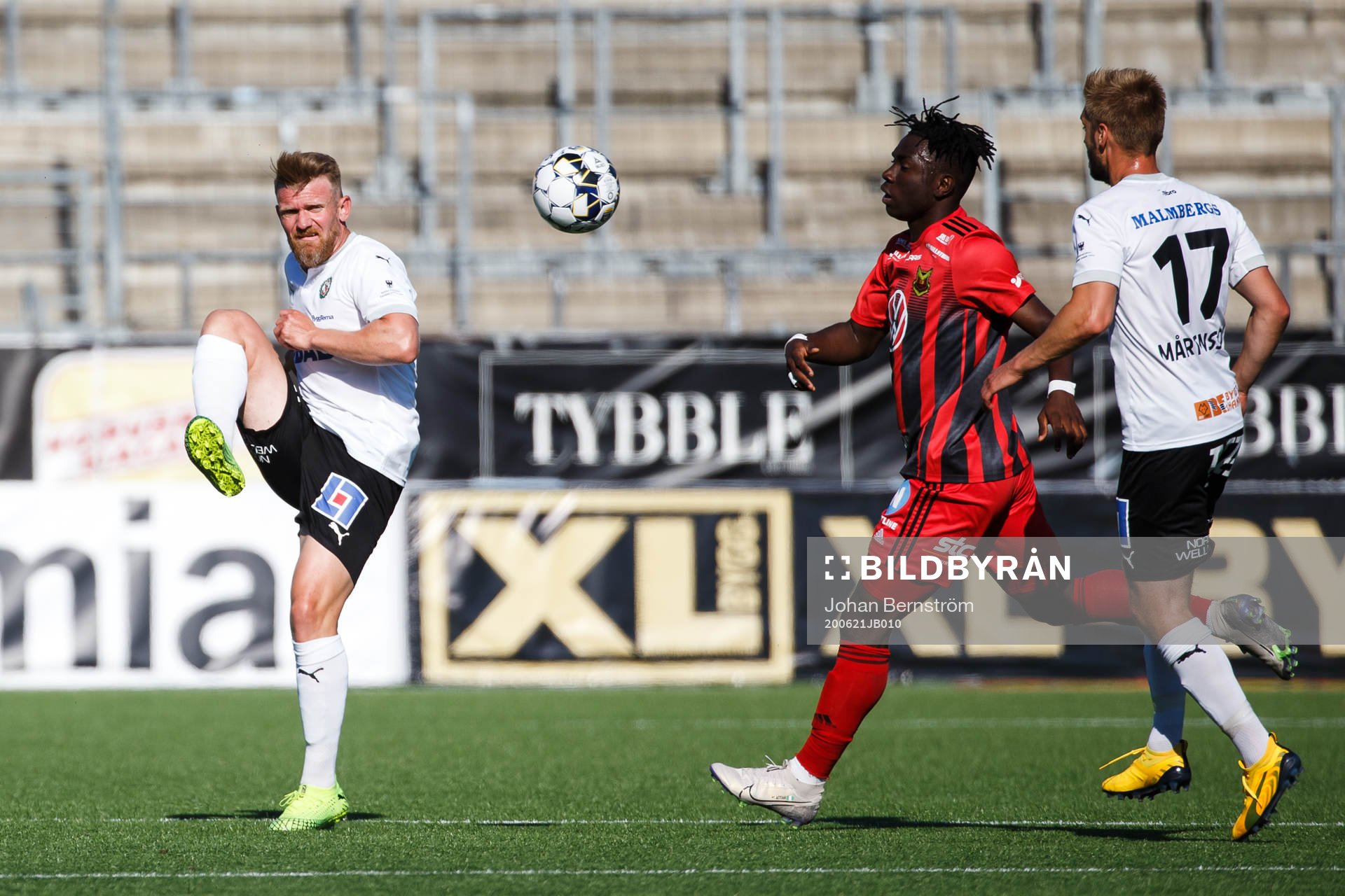 Örebros Michael Almebäck och Östersunds Jordan Attah