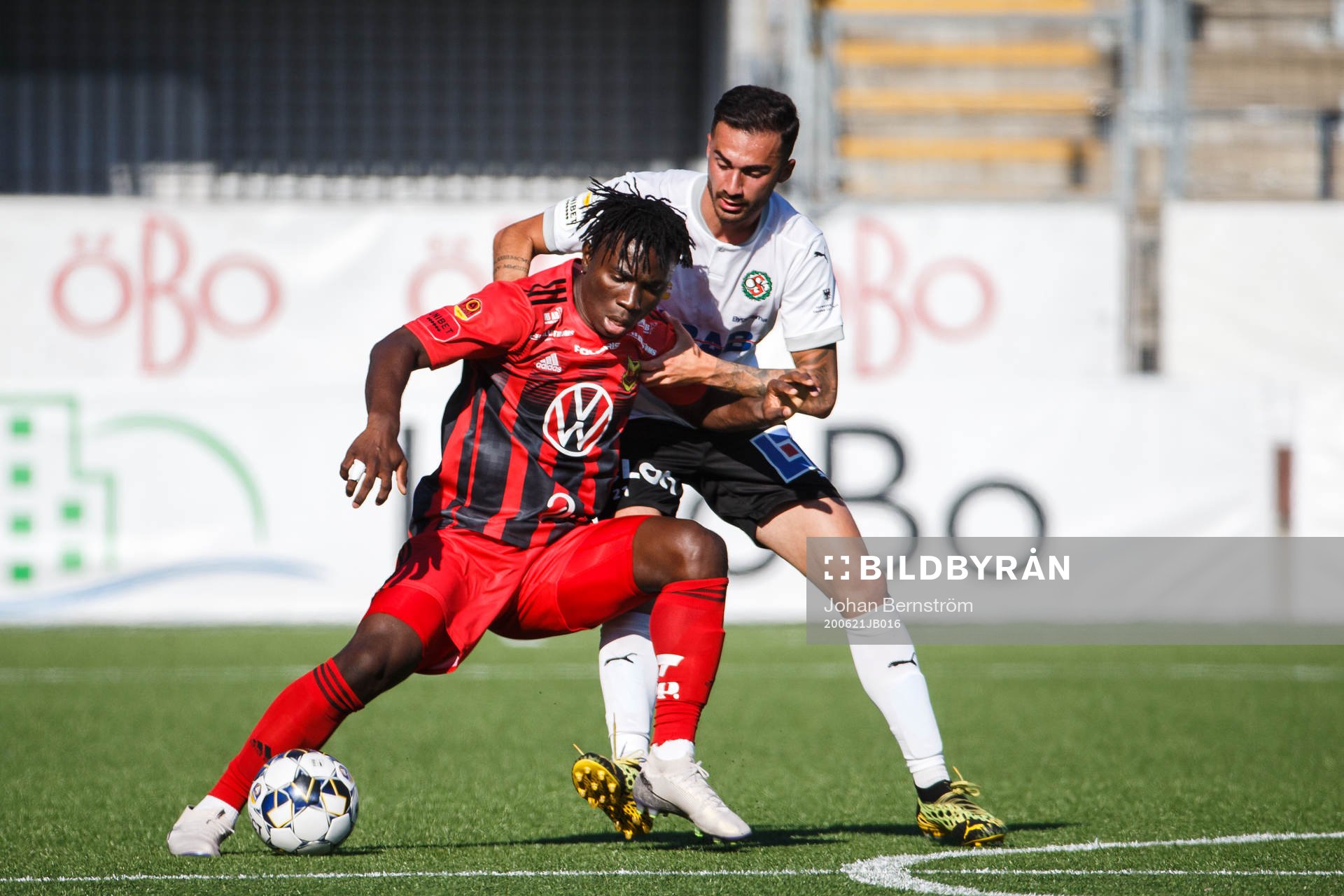 Östersunds Jordan Attah Kadiri  och Örebros Simon Amin