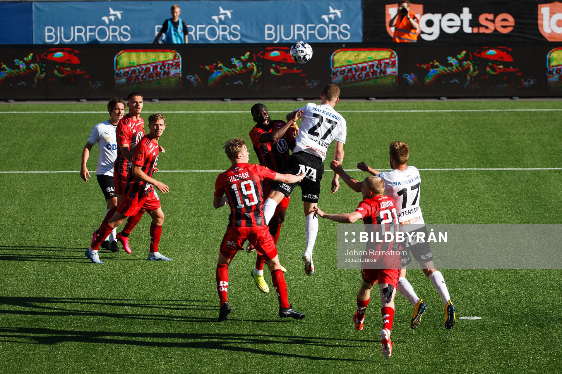 Östersunds Ronald Mukiibi och Örebros Andreas Skovgaard
