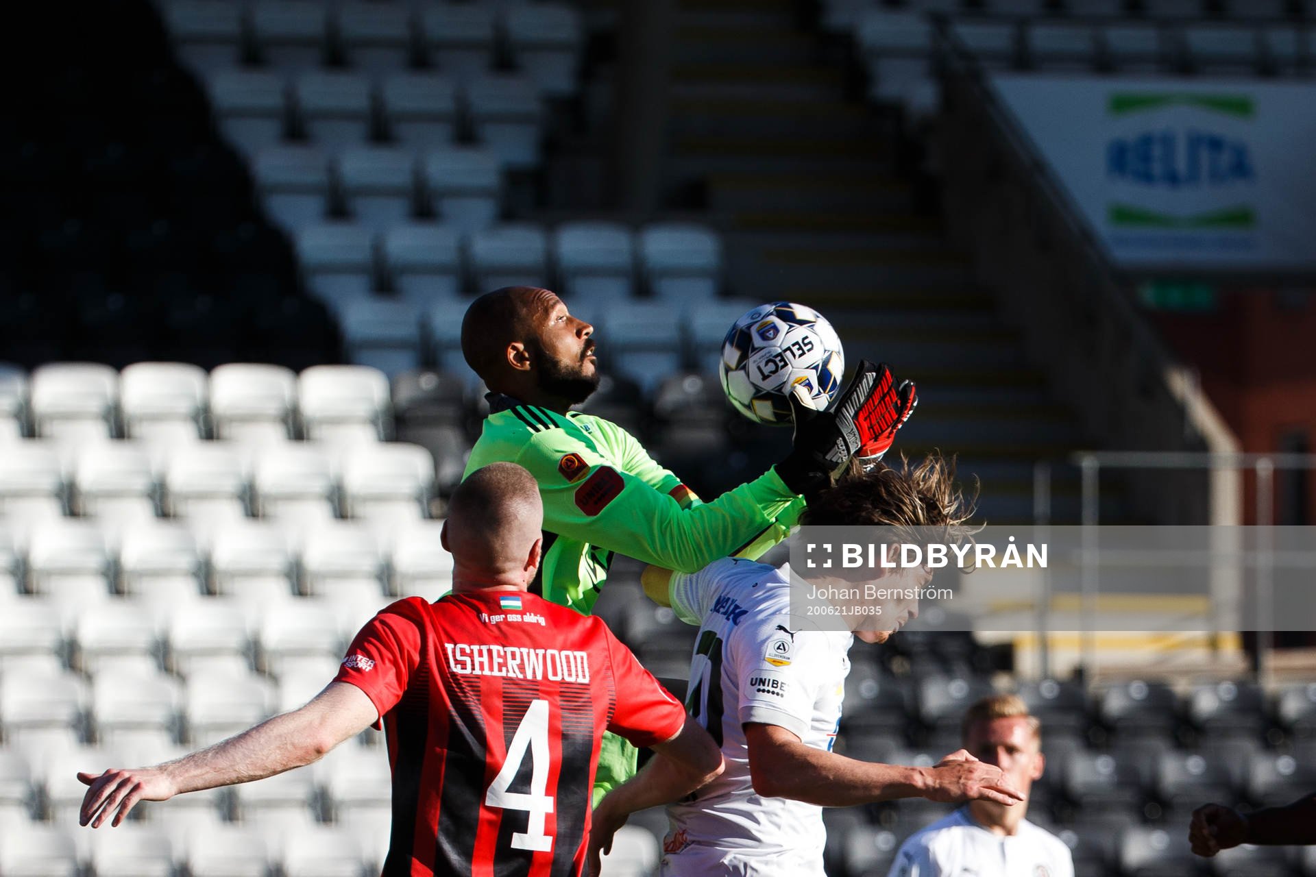 Östersunds målvakt Aly Keita med en räddning framför