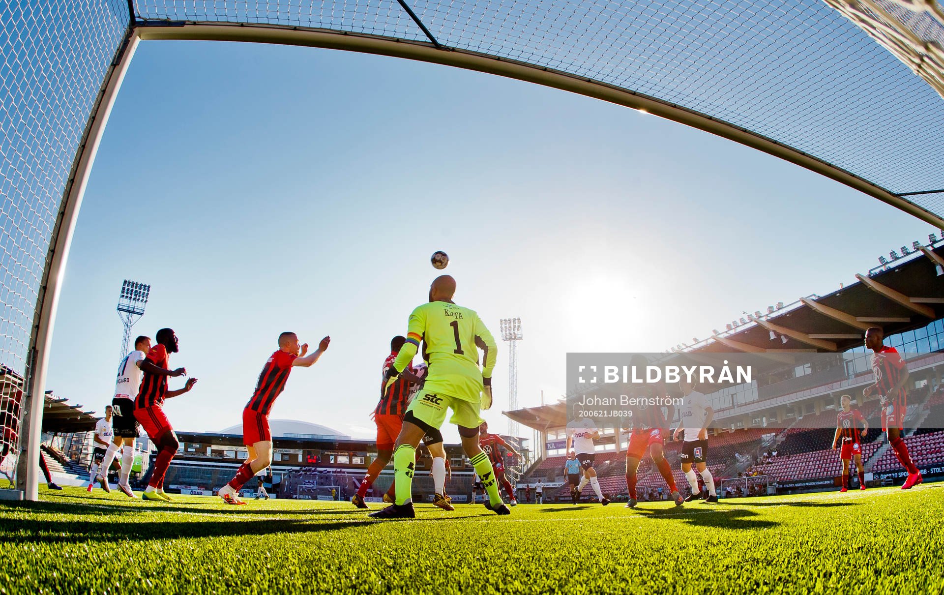 En hörna framför Östersunds målvakt Aly Keita