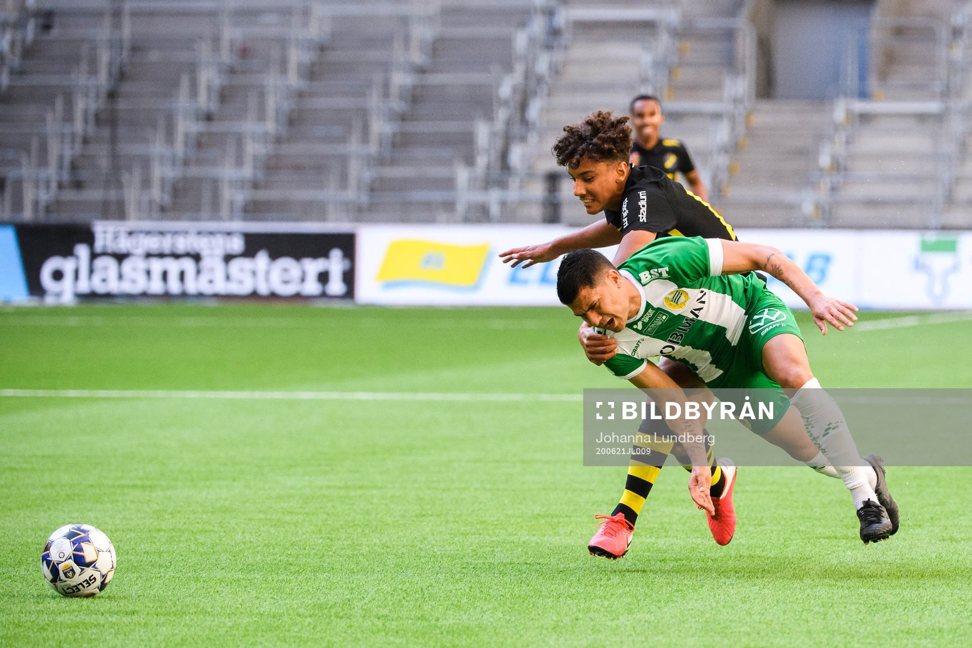 s Robin Tihi och Hammarbys Paulinho