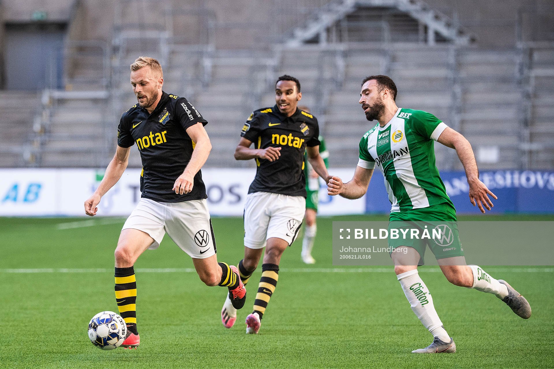 s Sebastian Larsson och Hammarbys Abdul Khalili