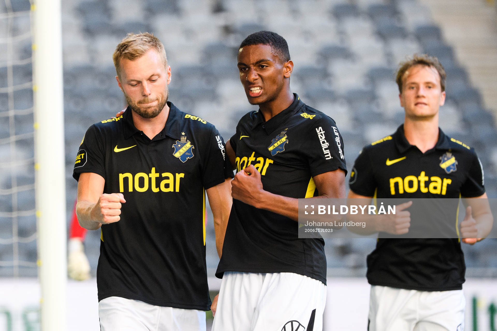 s Sebastian Larsson och Paulos Abraham jublar