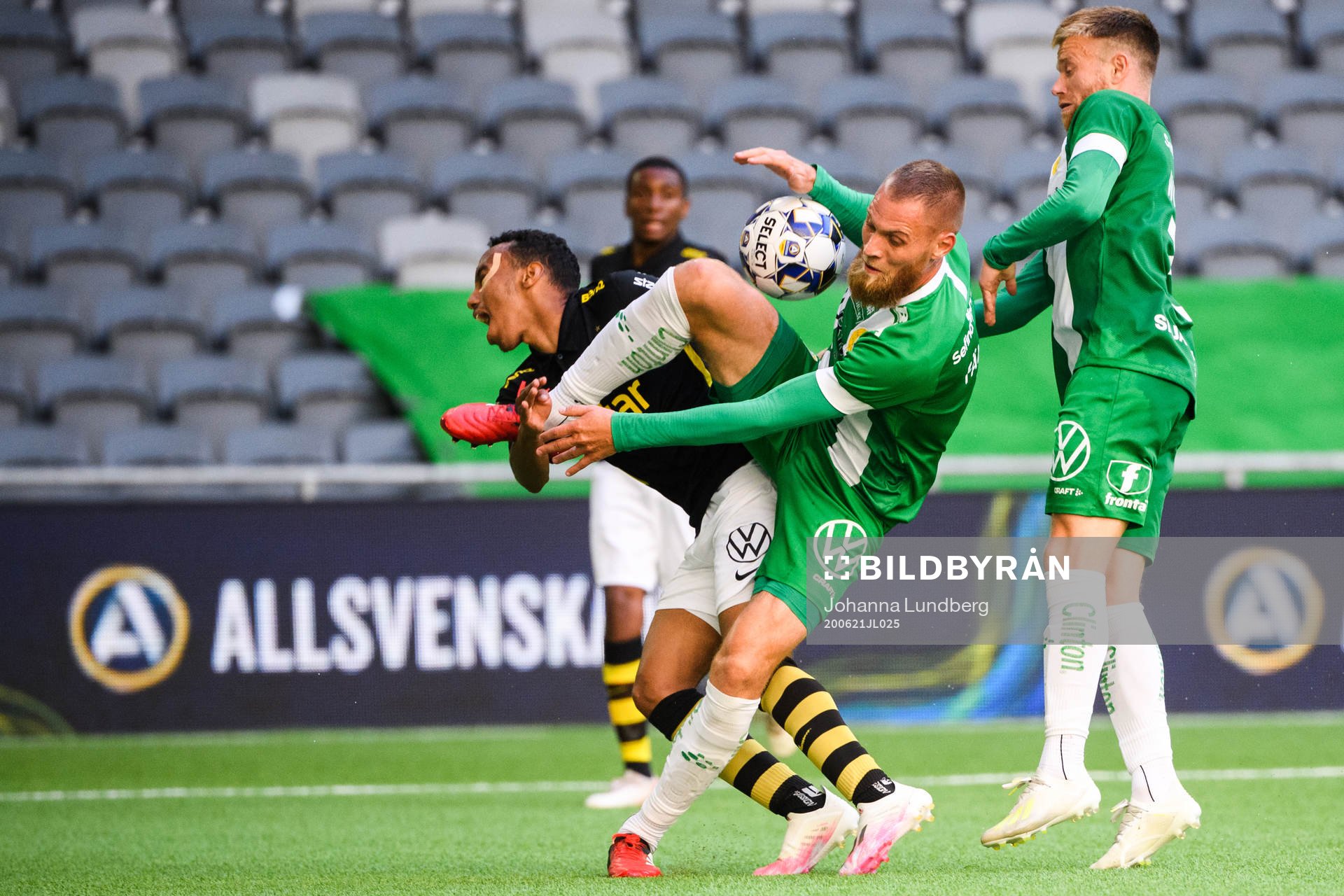 s Bilal Hussein och Hammarbys David Fällman i en situation