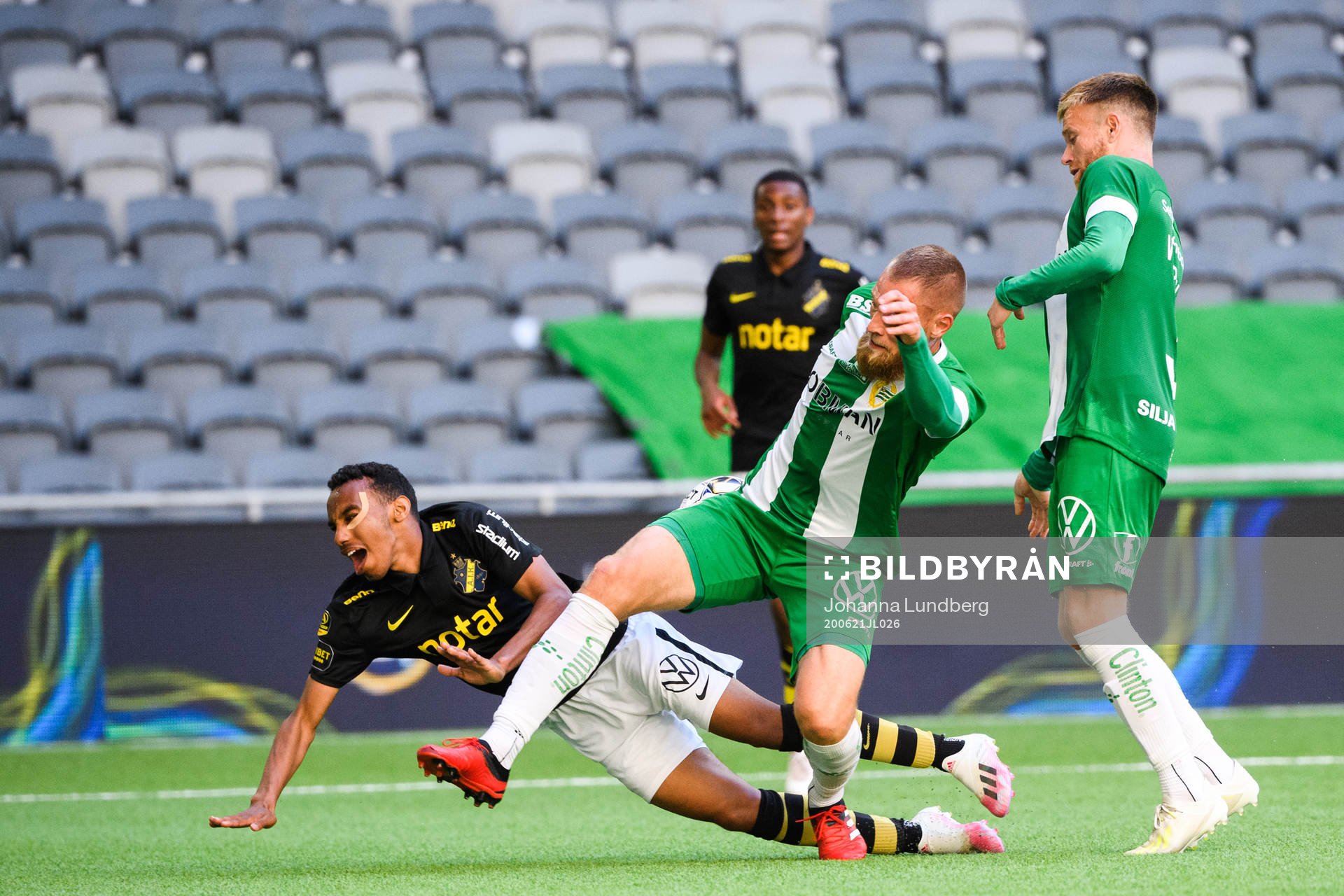 s Bilal Hussein och Hammarbys David Fällman i en situation