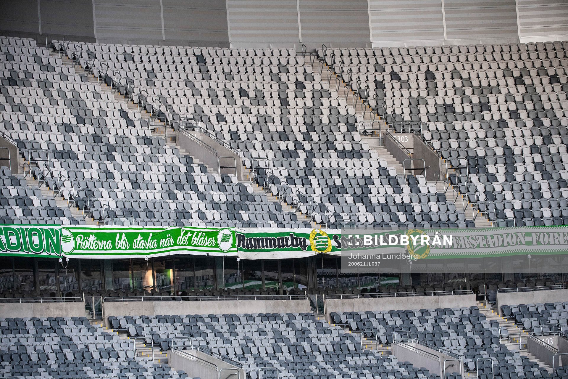 Banderoller på tomma läktare