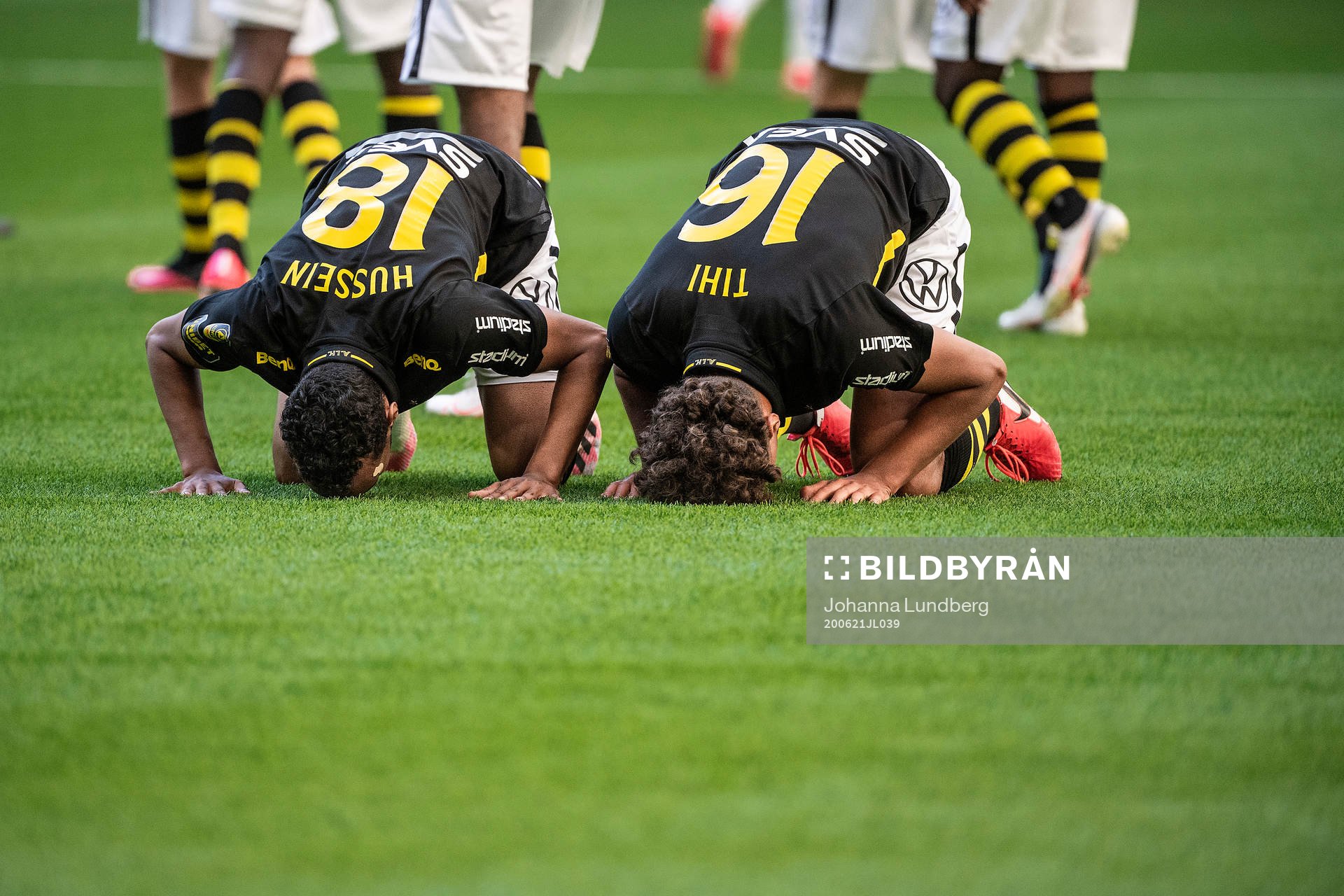 AIK:s Bilal Hussein och Robin Tihi jublar efter 0-1 under fotbollsmatchen i Allsvenskan mellan Hammarby och AIK den 21 juni 2020 i Stockholm.