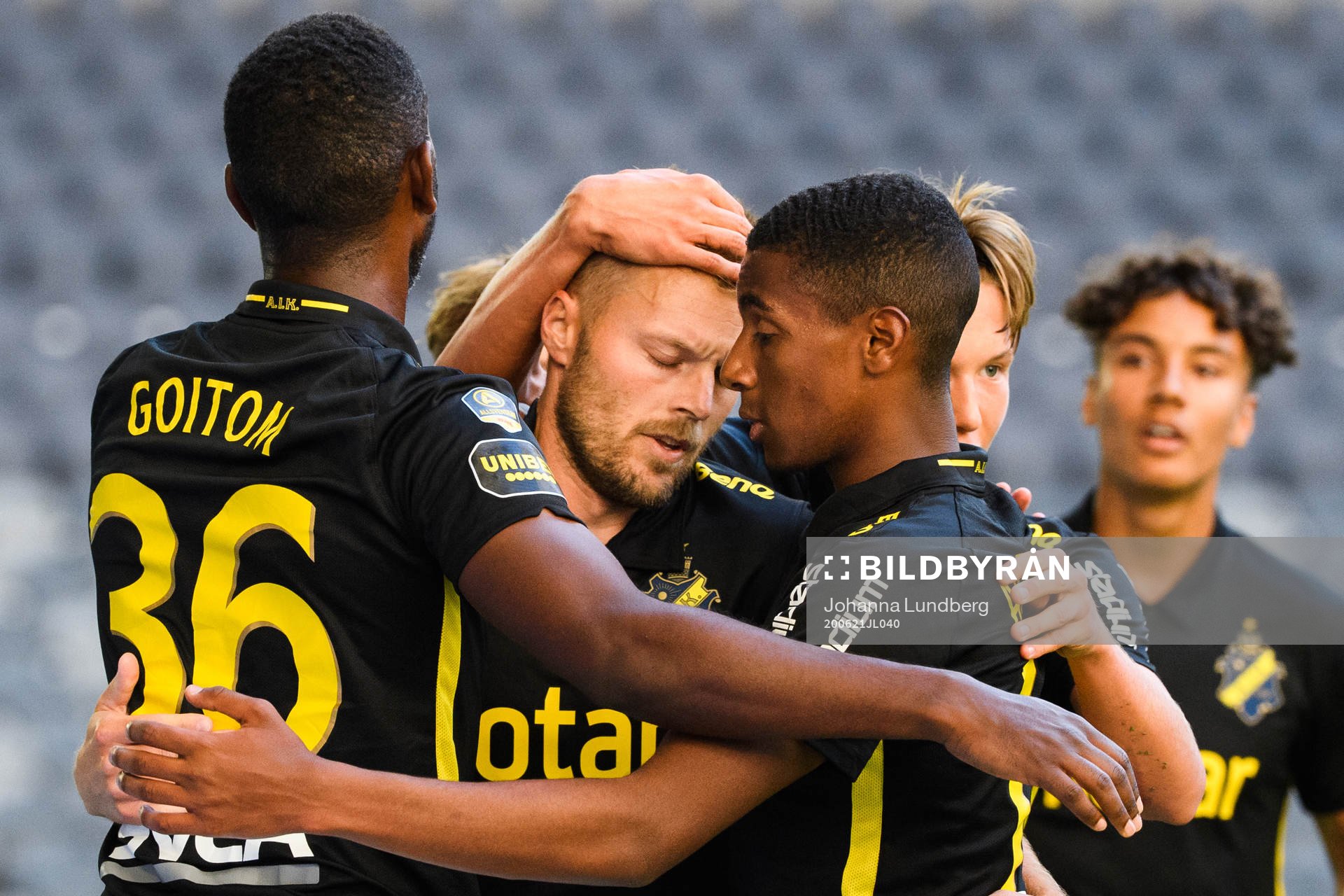AIK:s Henok Goitom och Paulos Abraham jublar med Sebastian Larsson efter 0-2 på straff under fotbollsmatchen i Allsvenskan mellan Hammarby och AIK den 21 juni 2020 i Stockholm.