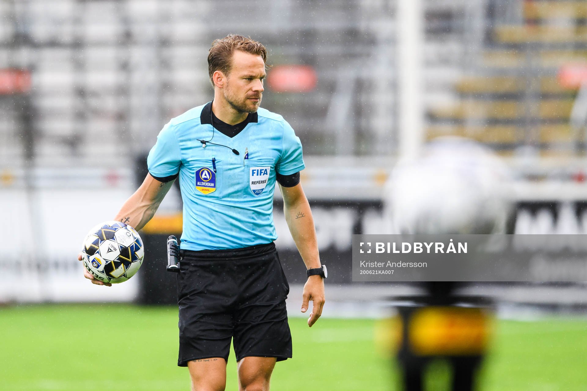 Domare Kristoffer Karlsson besiktigar planen